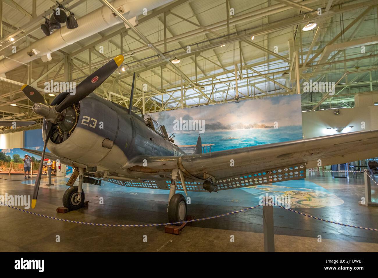 Honolulu, Oahu, Hawaii, Stati Uniti d'America - Agosto 2016: Douglas SBD Dauntless Dive Bomber del 1940 in Hangar 37 del Pearl Harbor Aviation Museum of Foto Stock