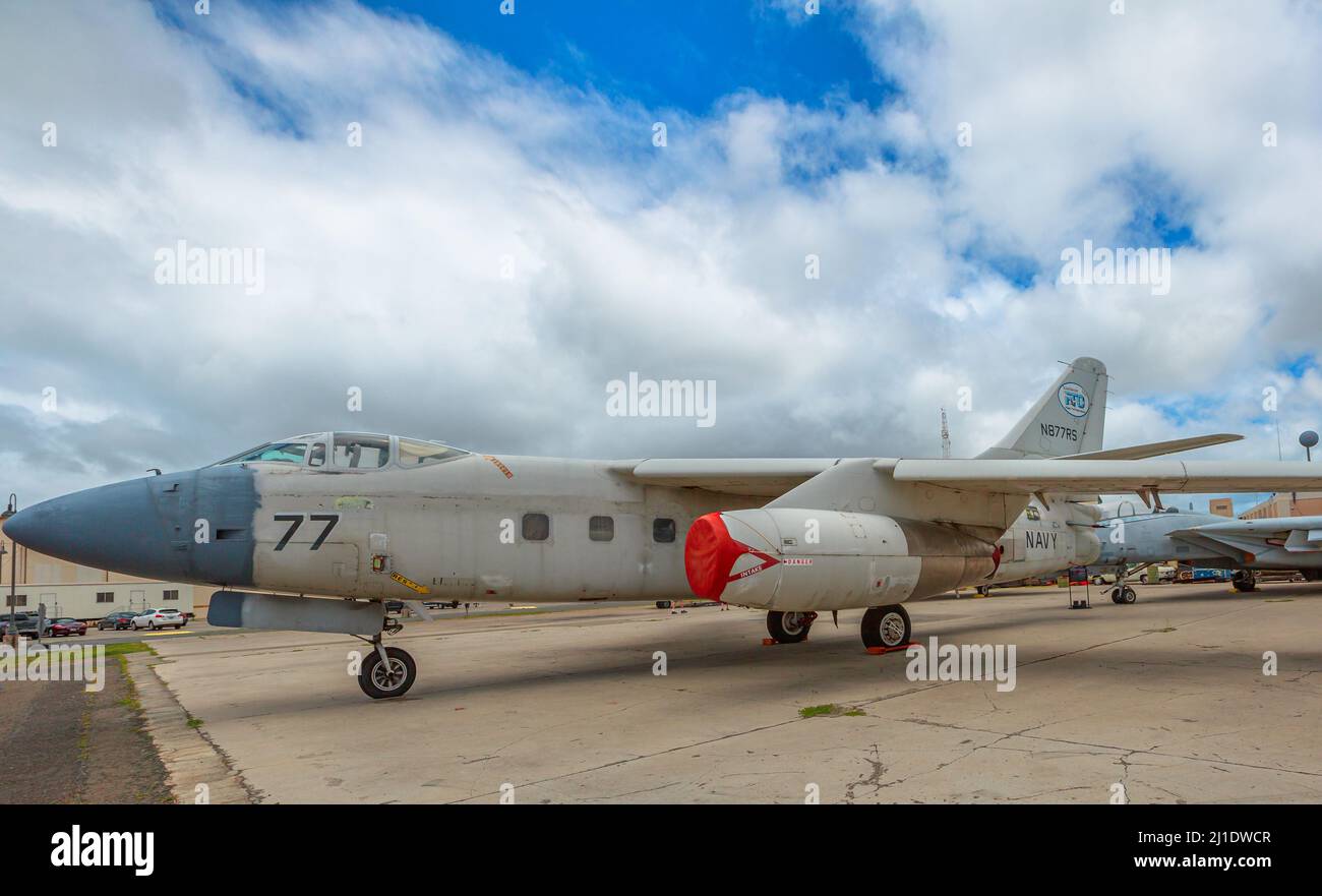 Honolulu, Oahu, Hawaii, Stati Uniti - Agosto 2016: Aereo americano dell'aeronautica Douglas A3D Skywarrior bombardiere di 1950s nel Padiglione di Raytheon del Foto Stock