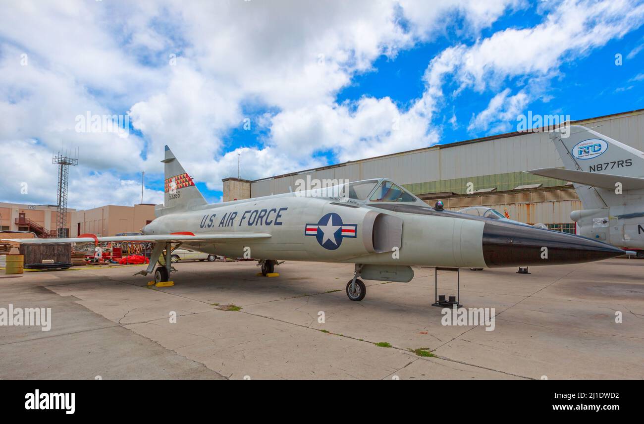 Honolulu, Oahu, Hawaii, Stati Uniti - Agosto 2016: American US Air Force Aircraft Convair F-102A Delta Dagger Interceptor del 1950s in Raytheon Foto Stock