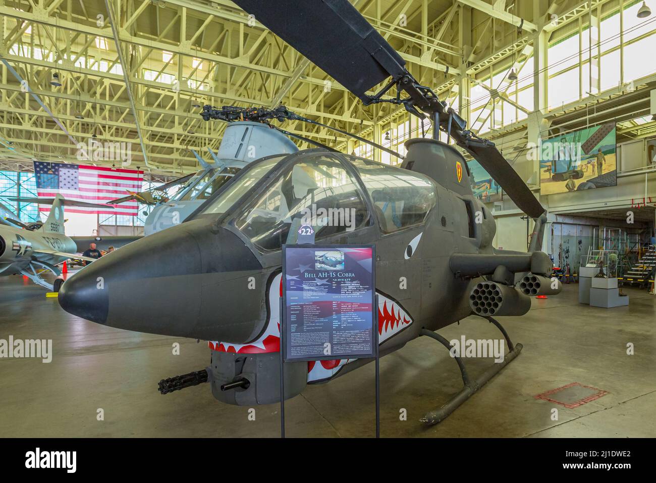 Honolulu, Oahu, Hawaii, Stati Uniti - Agosto 2016: Bell AH-1S Cobra del 1967 in Hangar 79 del Pearl Harbor Aviation Museum of Hawaii. Stati Uniti americani Foto Stock