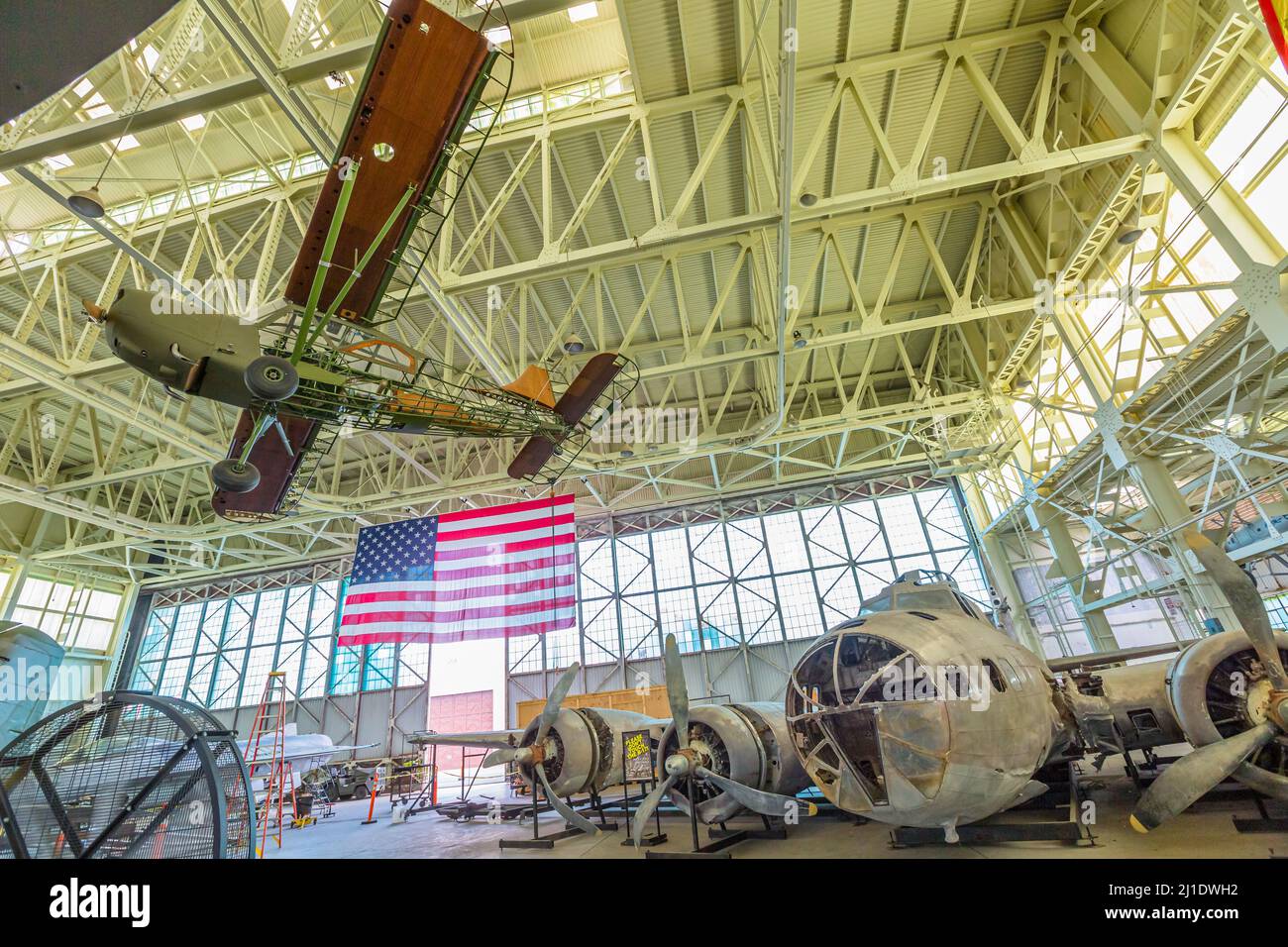Honolulu, Hawaii, Stati Uniti d'America - Agosto 2016: hangar Pearl Harbor Museum con Boeing B-17E Flying Fortress Bomber del 1941 con bandiera americana Foto Stock