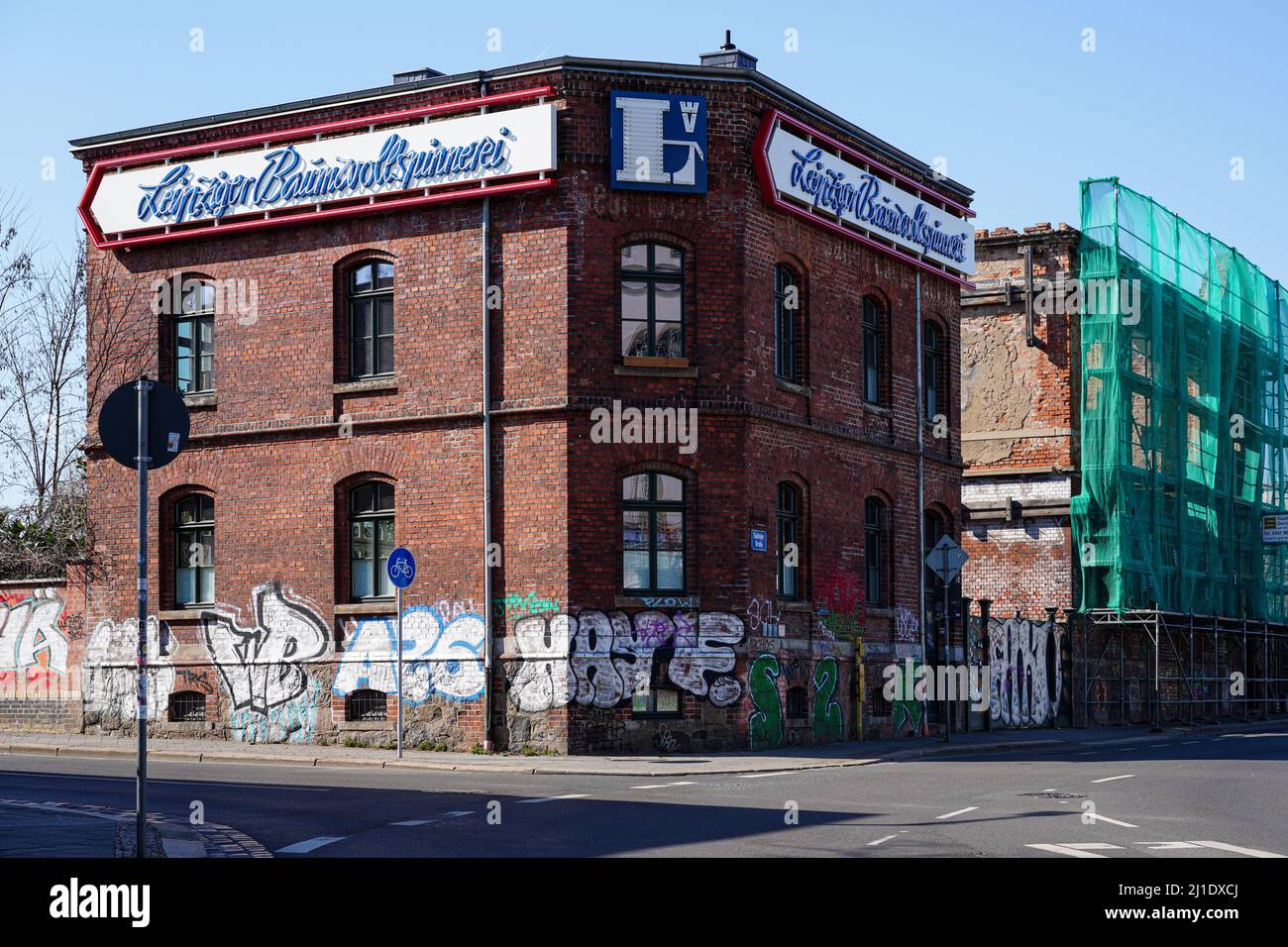 Il Leipzig Cotton Mill è un sito industriale di Lipsia, e parte di 10 ettari sono ora utilizzati da gallerie d'arte, studi e ristoranti. Foto Stock