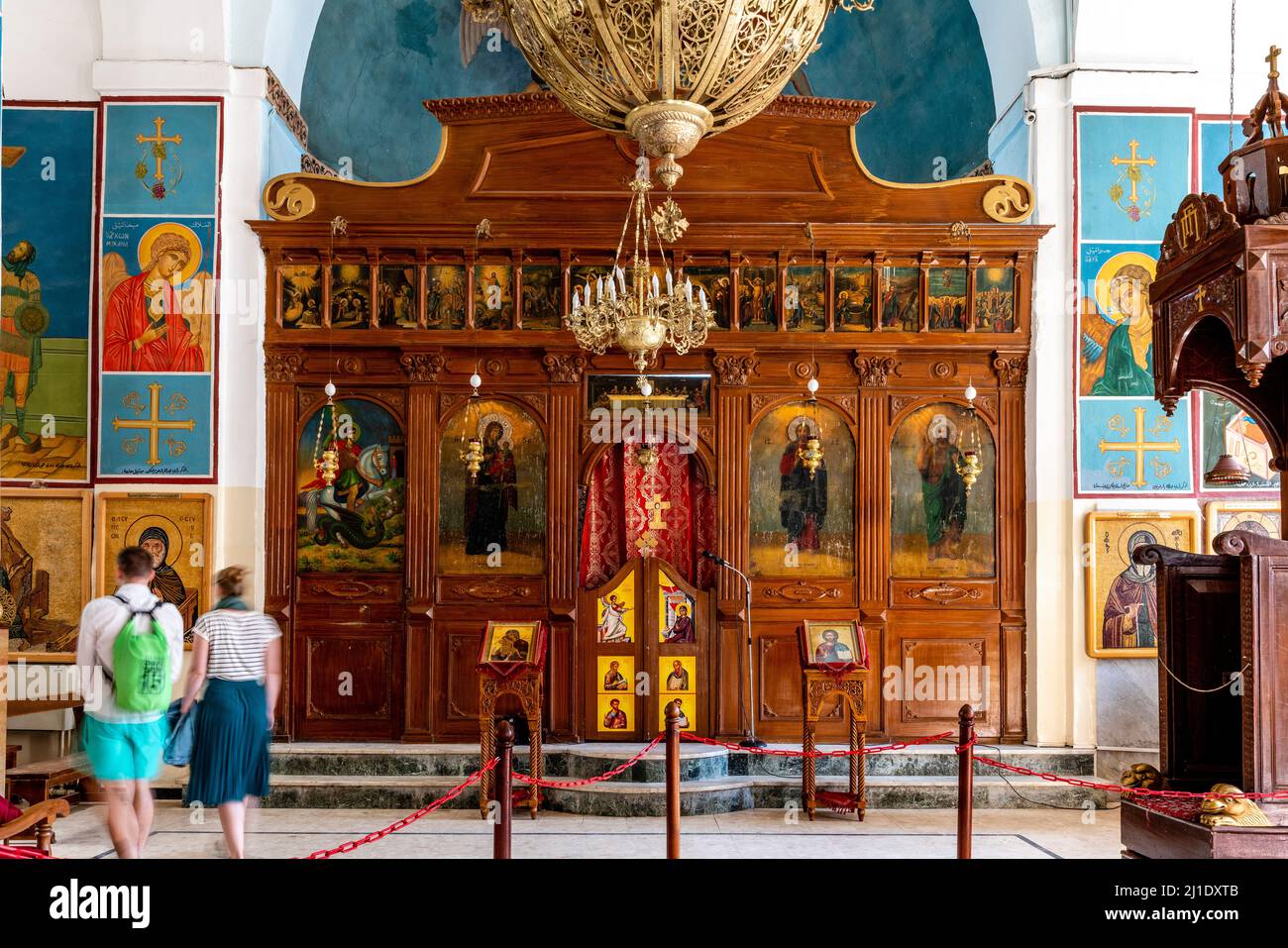 L’interno della Chiesa di San Giorgio, Madaba, Governatorato di Madaba, Giordania. Foto Stock