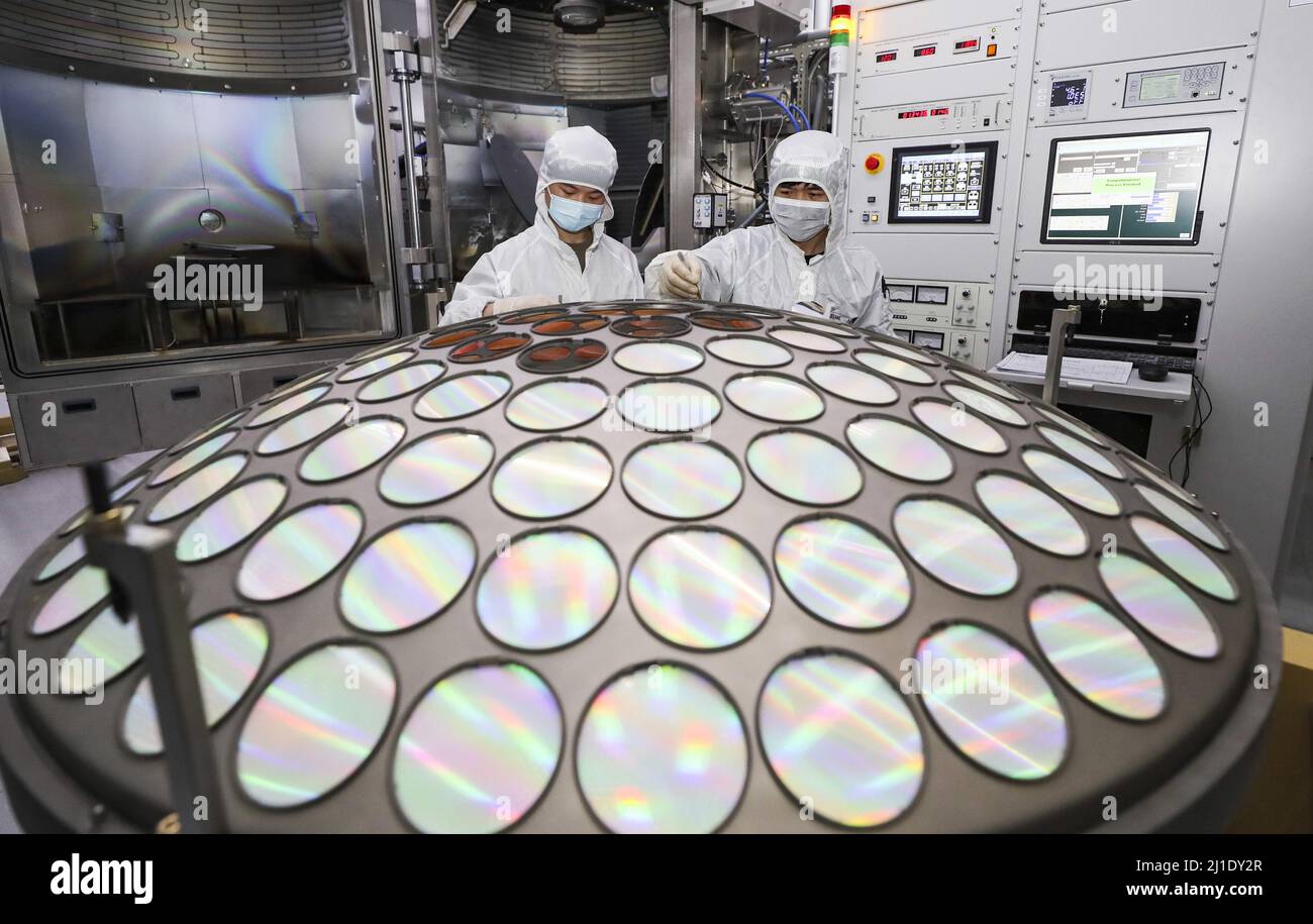 Huaian, Huaian, Cina. 25th Mar 2022. Il 25 marzo 2022, a Huaian, Jiangsu, i lavoratori hanno intensificato la produzione di chip per ordini in patria e all'estero. Negli ultimi anni, l'azienda, che ha una capacità produttiva di 1,4 milioni di wafer e chip epitassiali, ha aumentato l'aggiornamento iterativo dei prodotti e la ricerca e lo sviluppo, puntando sui mercati high-end e sui clienti di prima linea, e fornendo all'estero. (Credit Image: © SIPA Asia via ZUMA Press Wire) Foto Stock