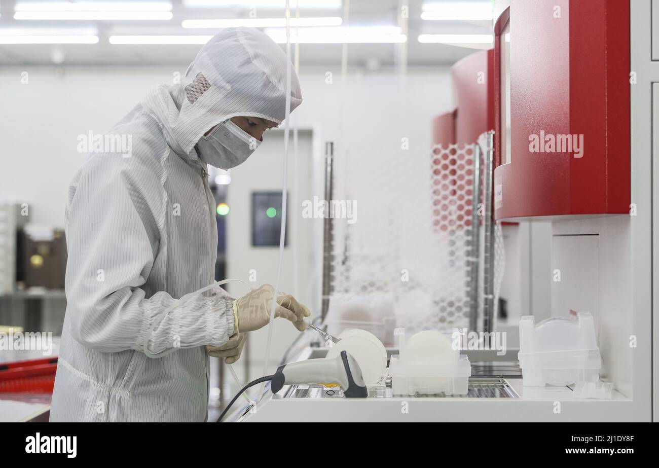 Huaian, Huaian, Cina. 25th Mar 2022. Il 25 marzo 2022, a Huaian, Jiangsu, i lavoratori hanno intensificato la produzione di chip per ordini in patria e all'estero. Negli ultimi anni, l'azienda, che ha una capacità produttiva di 1,4 milioni di wafer e chip epitassiali, ha aumentato l'aggiornamento iterativo dei prodotti e la ricerca e lo sviluppo, puntando sui mercati high-end e sui clienti di prima linea, e fornendo all'estero. (Credit Image: © SIPA Asia via ZUMA Press Wire) Foto Stock