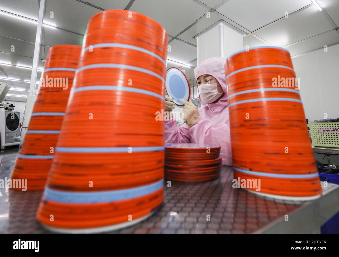 Huaian, Huaian, Cina. 25th Mar 2022. Il 25 marzo 2022, a Huaian, Jiangsu, i lavoratori hanno intensificato la produzione di chip per ordini in patria e all'estero. Negli ultimi anni, l'azienda, che ha una capacità produttiva di 1,4 milioni di wafer e chip epitassiali, ha aumentato l'aggiornamento iterativo dei prodotti e la ricerca e lo sviluppo, puntando sui mercati high-end e sui clienti di prima linea, e fornendo all'estero. (Credit Image: © SIPA Asia via ZUMA Press Wire) Foto Stock