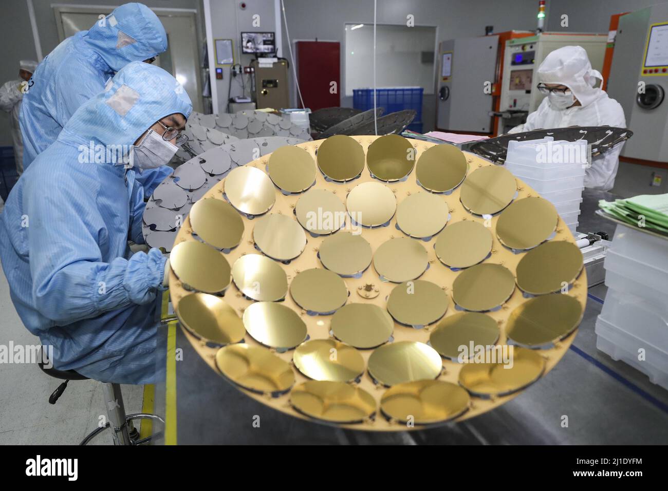 Huaian, Huaian, Cina. 25th Mar 2022. Il 25 marzo 2022, a Huaian, Jiangsu, i lavoratori hanno intensificato la produzione di chip per ordini in patria e all'estero. Negli ultimi anni, l'azienda, che ha una capacità produttiva di 1,4 milioni di wafer e chip epitassiali, ha aumentato l'aggiornamento iterativo dei prodotti e la ricerca e lo sviluppo, puntando sui mercati high-end e sui clienti di prima linea, e fornendo all'estero. (Credit Image: © SIPA Asia via ZUMA Press Wire) Foto Stock