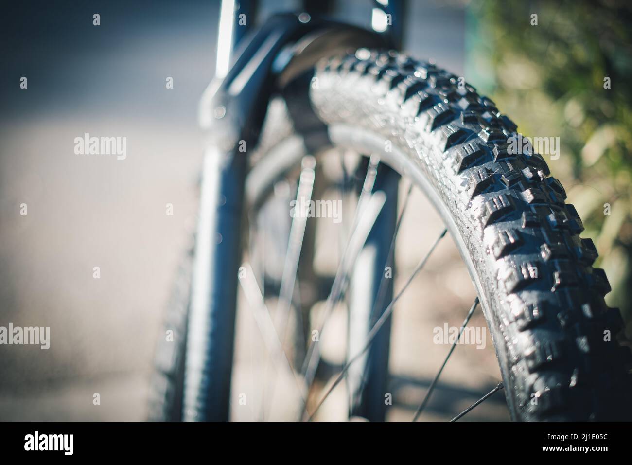 Pneumatico in gomma nera con grandi manopole da una mountain bike da vicino fermo Foto Stock