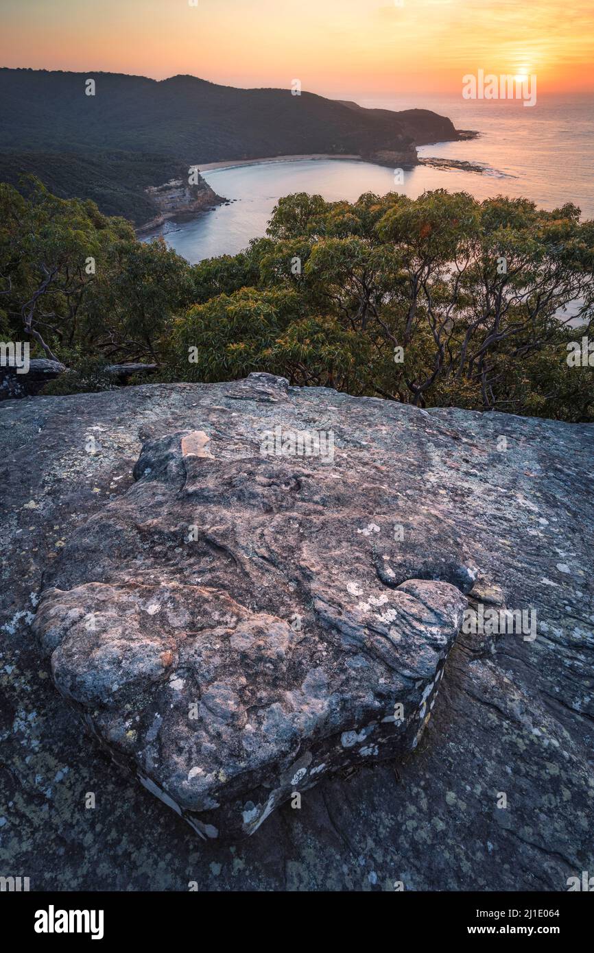 alba da un punto panoramico nel parco nazionale con rocce e acqua Foto Stock