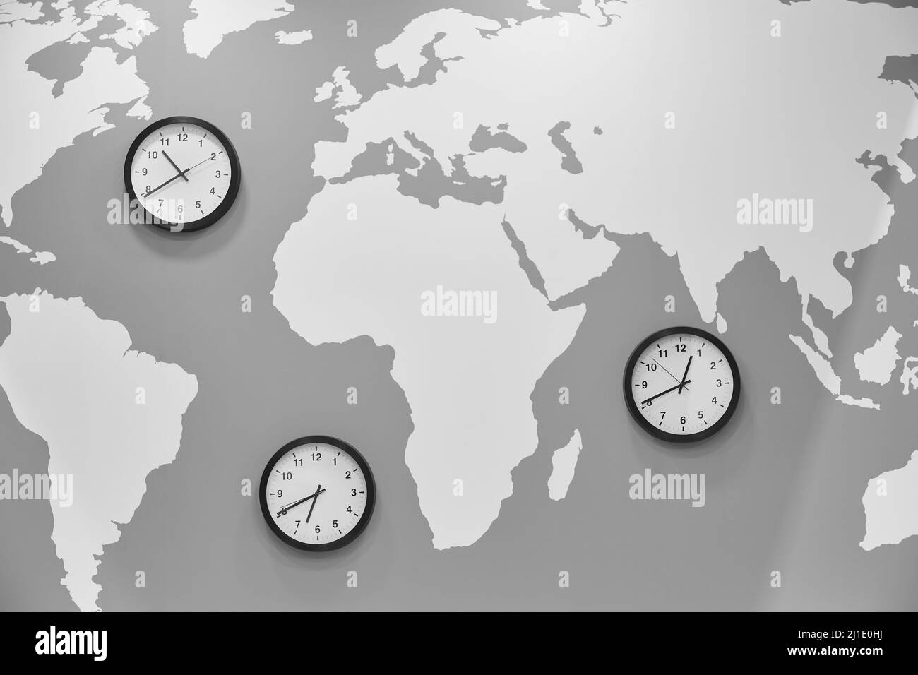 Orologi in una mappa del mondo. Ora globale. Viaggi e geografia Foto Stock