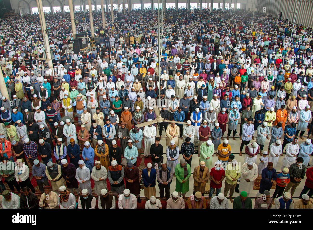 25 marzo 2022, Dhaka, Dhaka, Bangladesh: Decine di migliaia di devoti pagano il loro rispetto durante la preghiera musulmana di Jummah alla Moschea Nazionale di Baiul Mukarram a Dhaka, Bangladesh. Circa 10.000-15.000 persone hanno frequentato la Moschea per le loro preghiere settimanali. La Moschea Nazionale del Bangladesh, conosciuta come Baitul Mukarram o la Casa Santa in inglese, è una delle 10 moschee più grandi del mondo e può ospitare fino a 40.000 persone, anche nello spazio aperto esterno. La moschea ha diverse caratteristiche architettoniche moderne e allo stesso tempo conserva i principi tradizionali dell'architettura Mughal Foto Stock