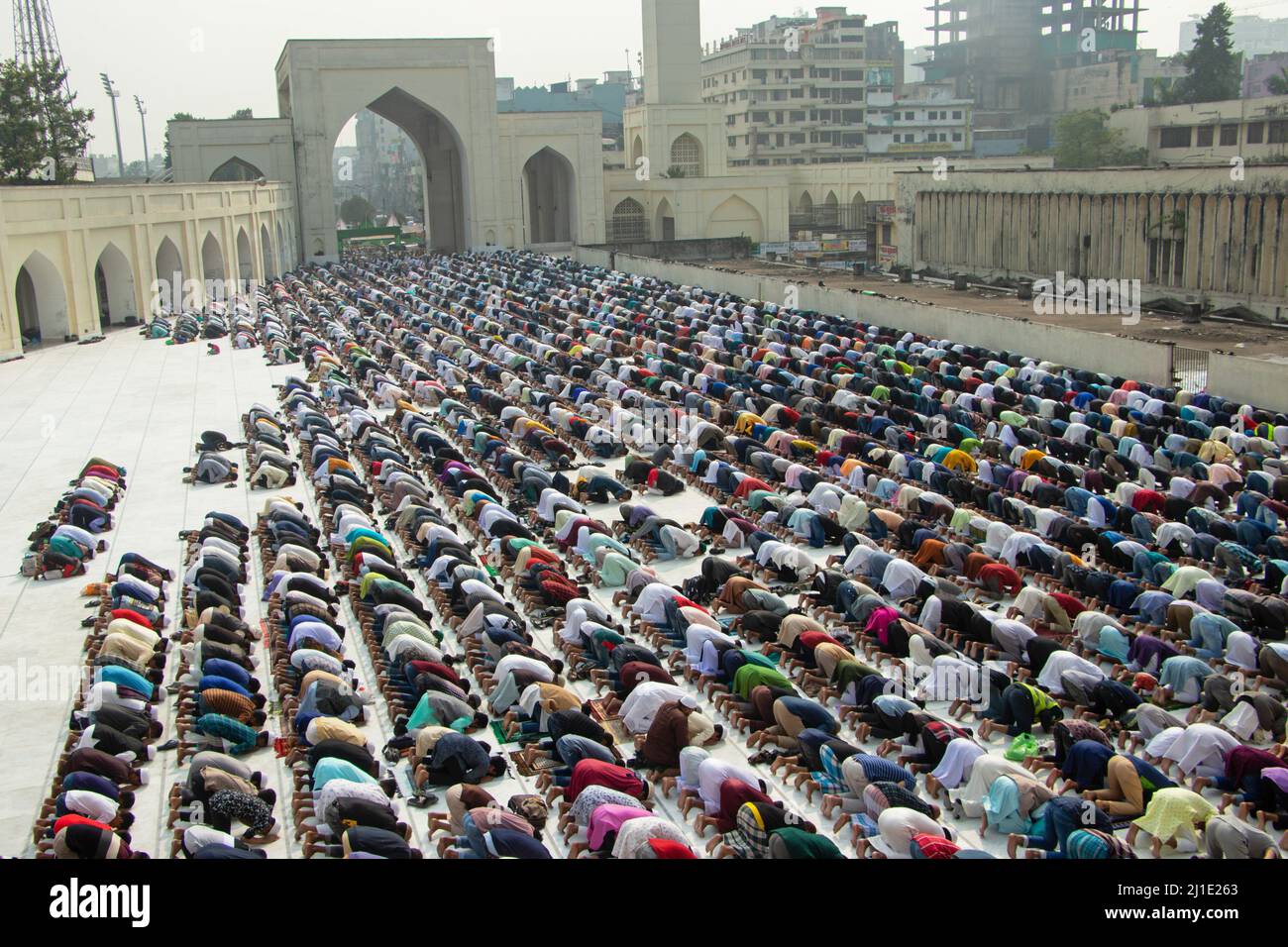 25 marzo 2022, Dhaka, Dhaka, Bangladesh: Decine di migliaia di devoti musulmani offrono la preghiera di Jummah alla Moschea Nazionale di Baiitul Mukarram a Dhaka, Bangladesh. Circa 10.000-15.000 persone hanno frequentato la Moschea per le loro preghiere settimanali. La Moschea Nazionale del Bangladesh, conosciuta come Baitul Mukarram o la Casa Santa in inglese, è una delle 10 moschee più grandi del mondo e può ospitare fino a 40.000 persone, anche nello spazio aperto esterno. La moschea ha diverse caratteristiche architettoniche moderne e allo stesso tempo conserva i principi tradizionali dell'architettura Mughal che ha da tempo Foto Stock