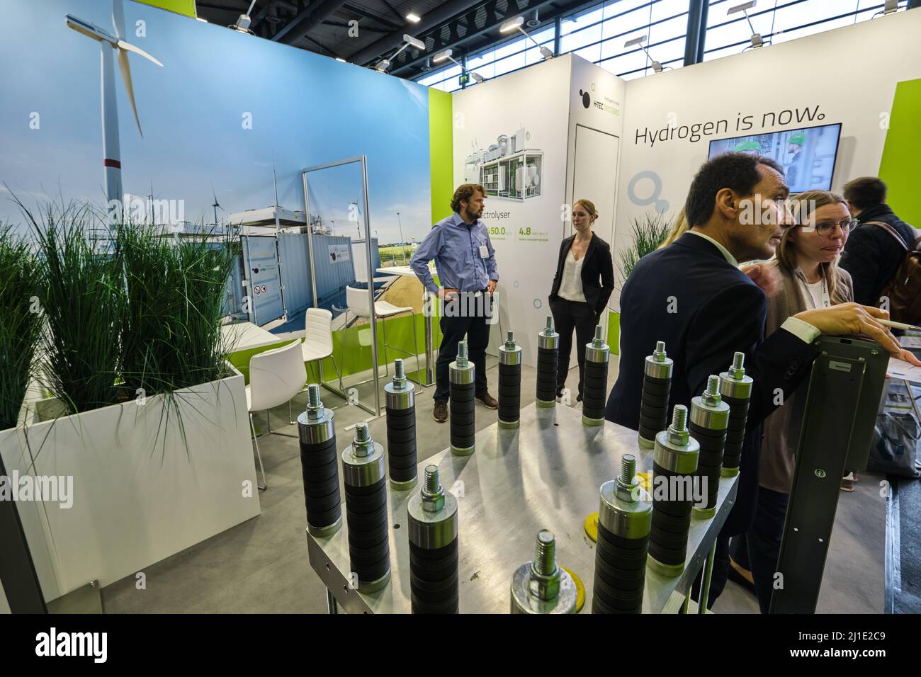 21.10.2021, Germania, Brema, Brema - Carbon Capture Technology Expo Europe / Hydrogen Technology Expo Europe, stand dei SISTEMI H-TEC, esperto di idrogeno Foto Stock