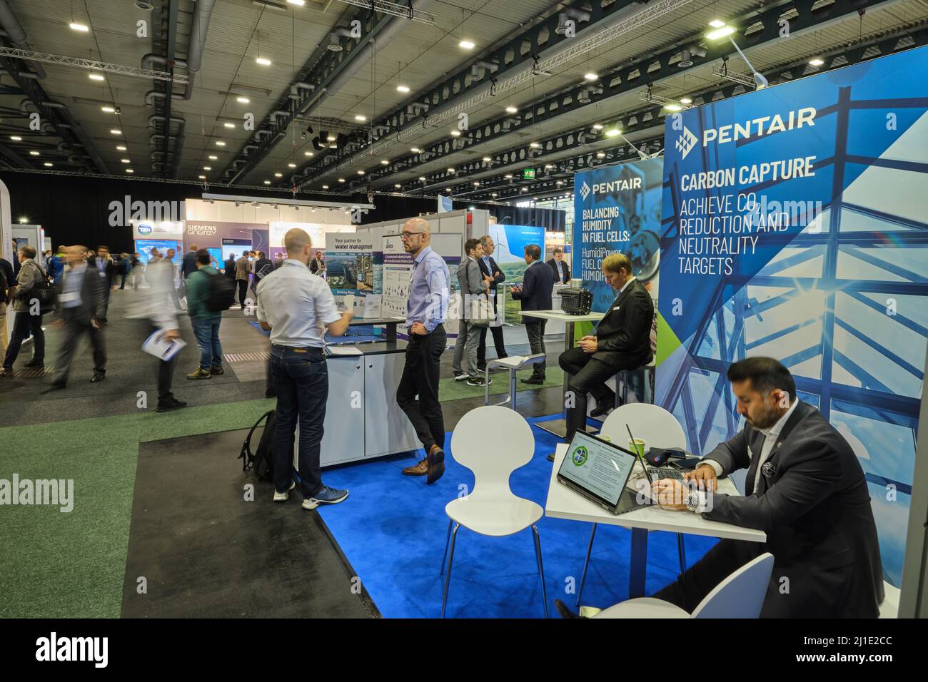 21.10.2021, Germania, Brema, Brema - la fiera Carbon Capture Technology Expo Europe / Hydrogen Technology Expo Europe, stand del conglomerato irlandese Foto Stock