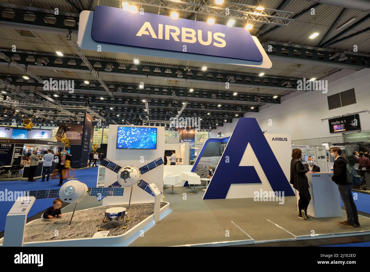 18.11.2021, Germania, Brema, Brema - stand AIRBUS alla fiera SPAZIALE TECHNO EXPO EUROPE 2021. 00A211118D196CAROEX.JPG [VERSIONE DEL MODELLO: NO, CORRETTA Foto Stock
