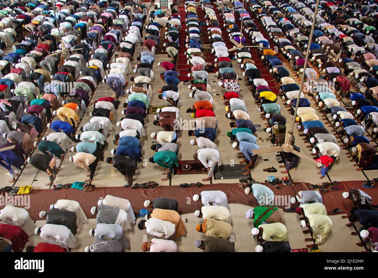 25 marzo 2022, Dhaka, Dhaka, Bangladesh: Decine di migliaia di devoti musulmani offrono la preghiera di Jummah alla Moschea Nazionale di Baiitul Mukarram a Dhaka, Bangladesh. Circa 10.000-15.000 persone hanno frequentato la Moschea per le loro preghiere settimanali. La Moschea Nazionale del Bangladesh, conosciuta come Baitul Mukarram o la Casa Santa in inglese, è una delle 10 moschee più grandi del mondo e può ospitare fino a 40.000 persone, anche nello spazio aperto esterno. La moschea ha diverse caratteristiche architettoniche moderne e allo stesso tempo conserva i principi tradizionali dell'architettura Mughal che ha da tempo Foto Stock