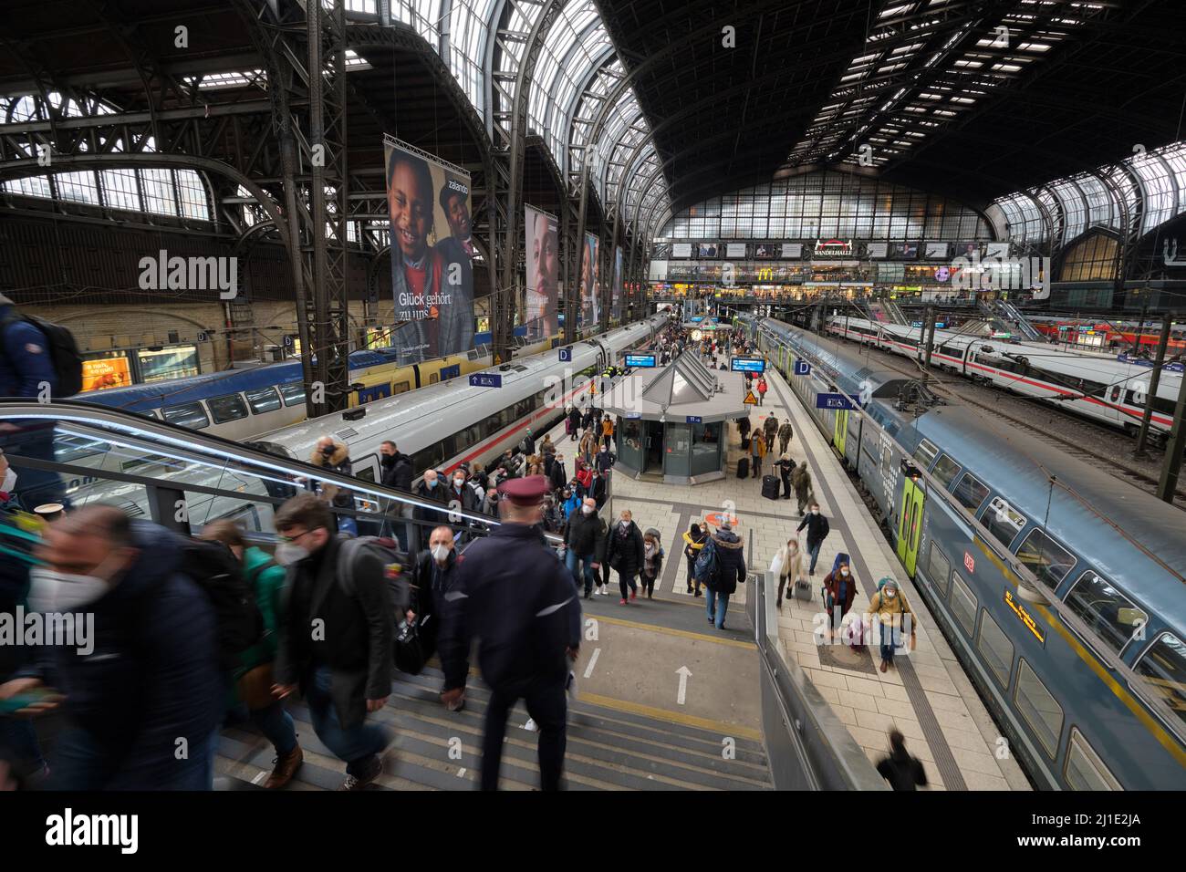 17.12.2021, Germania, Amburgo, Amburgo - Panoramica stazione centrale di Amburgo. 00A211217D037CAROEX.JPG [RELEASE MODELLO: NO, RELEASE PROPRIETÀ: NO (c) immagine carosello Foto Stock
