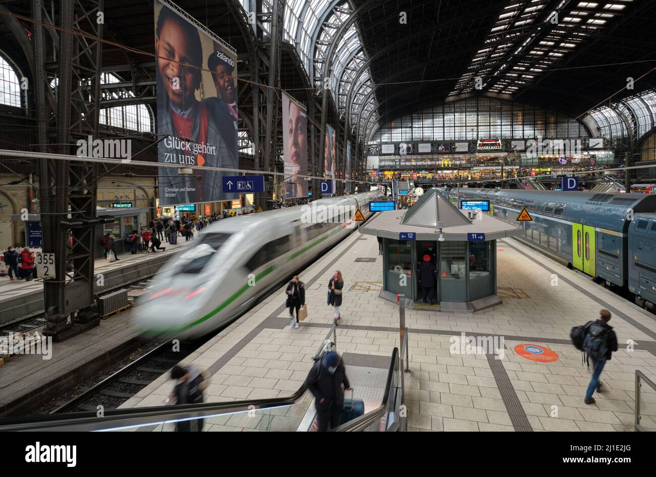 17.12.2021, Germania, Amburgo, Amburgo - Panoramica stazione centrale di Amburgo. 00A211217D094CAROEX.JPG [RELEASE MODELLO: NO, RELEASE PROPRIETÀ: NO (c) immagine carosello Foto Stock