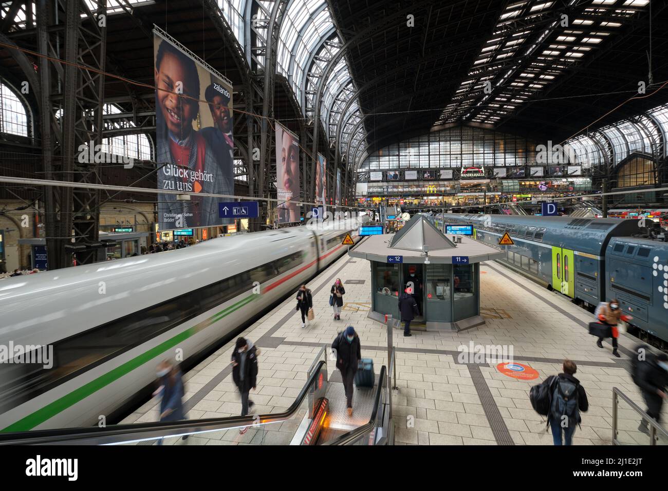 17.12.2021, Germania, Amburgo, Amburgo - Panoramica Stazione principale di Amburgo. 00A211217D092CAROEX.JPG [RELEASE MODELLO: NO, RELEASE PROPRIETÀ: NO (c) immagine carosello Foto Stock