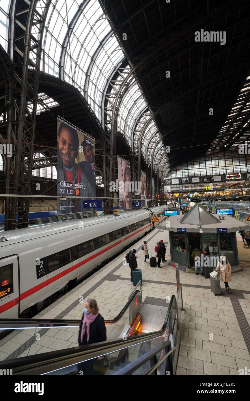 17.12.2021, Germania, Amburgo, Amburgo - Panoramica della stazione principale di Amburgo. 00A211217D072CAROEX.JPG [RELEASE MODELLO: NO, RELEASE PROPRIETÀ: NO (c) karo im Foto Stock