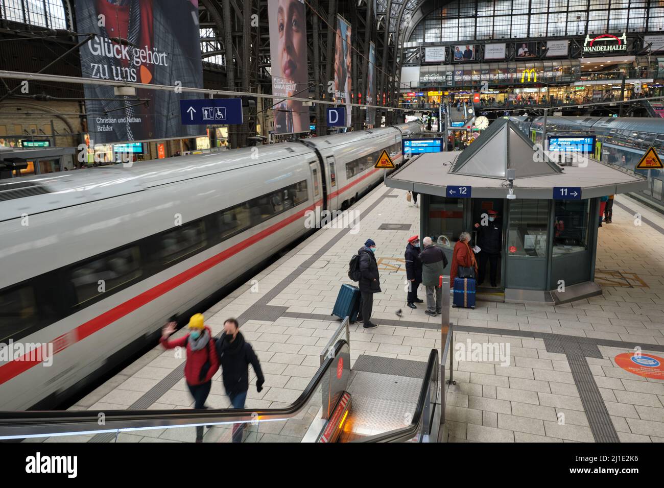 17.12.2021, Germania, Amburgo, Amburgo - Panoramica della stazione principale di Amburgo. 00A211217D080CAROEX.JPG [RELEASE MODELLO: NO, RELEASE PROPRIETÀ: NO (c) karo im Foto Stock