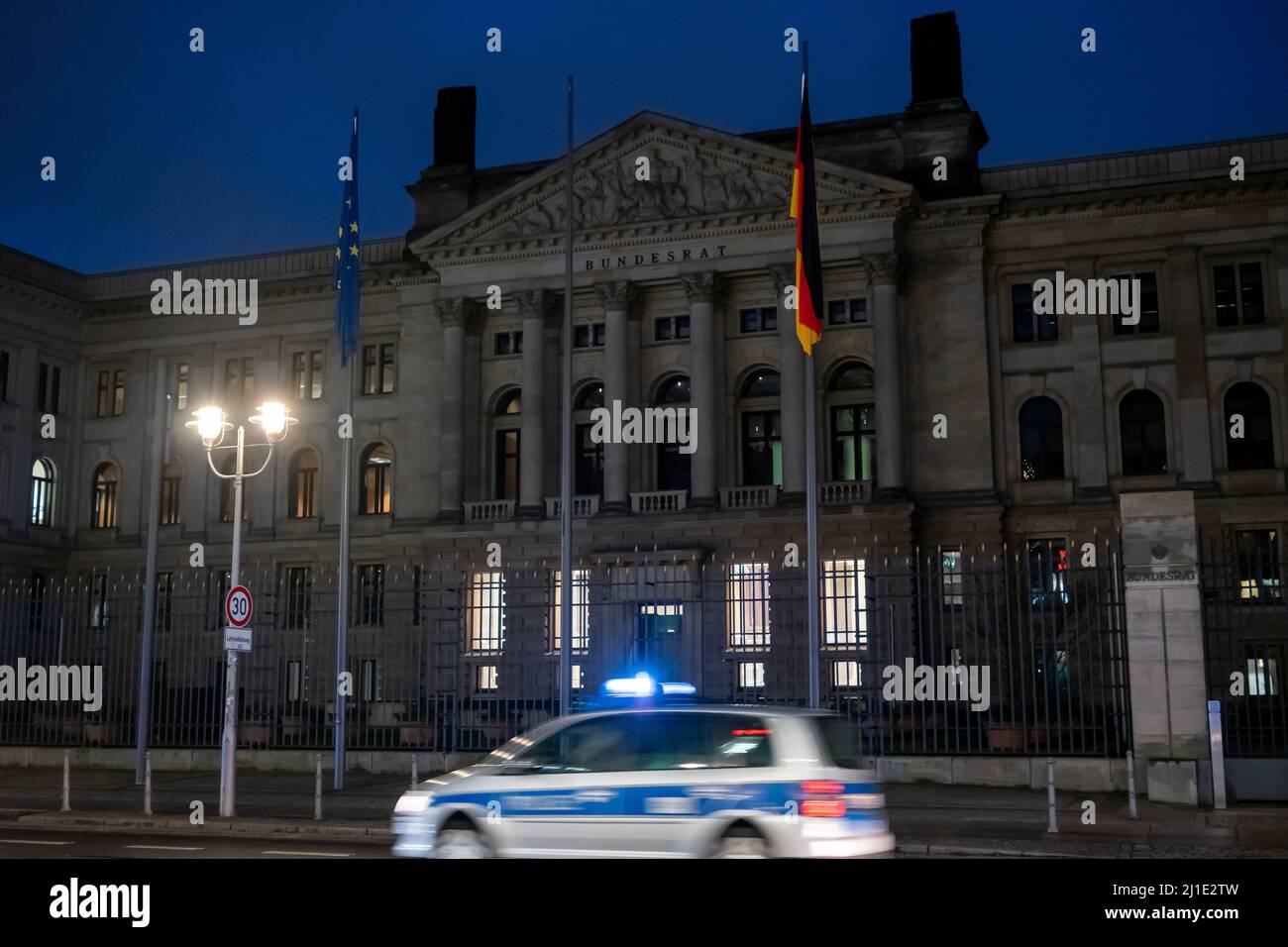 26.01.2022, Germania, Berlino, Berlino - Bundesrat, di fronte alla macchina della polizia IT con luce blu. 00A220126D515CAROEX.JPG [VERSIONE MODELLO: NON APPLICABILE, PR Foto Stock 26.01.2022, Germania, Berlino, Berlino - Bundesrat, di fronte alla macchina della polizia IT con luce blu. 00A220126D515CAROEX.JPG [VERSIONE MODELLO: NON APPLICABILE, PR Foto Stock