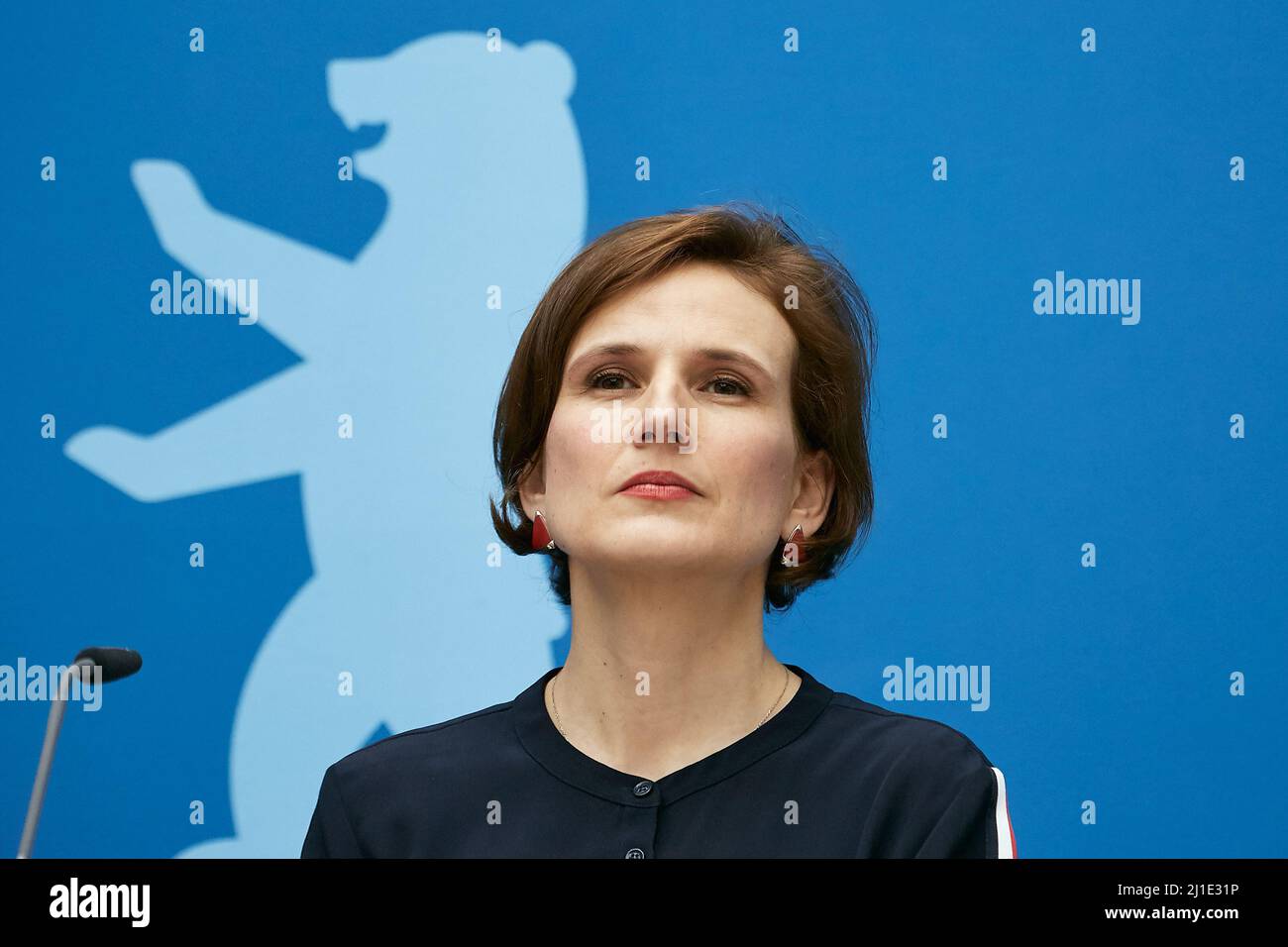 15.03.2022, Germania, Berlino, Berlino - Katja Kipping, senatore per l'integrazione, il lavoro e gli affari sociali, in una conferenza stampa del Senato. 00R220315D055CAR Foto Stock