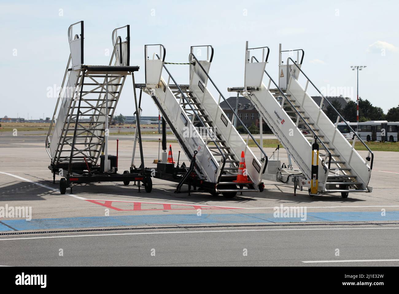 20.07.2019, Germania, Brandeburgo, Schoenefeld - le scale dei passeggeri si trovano sul grembiule dell'aeroporto di Schoenefeld. 00S190720D050CAROEX.JPG [VERSIONE MODELLO: NO Foto Stock
