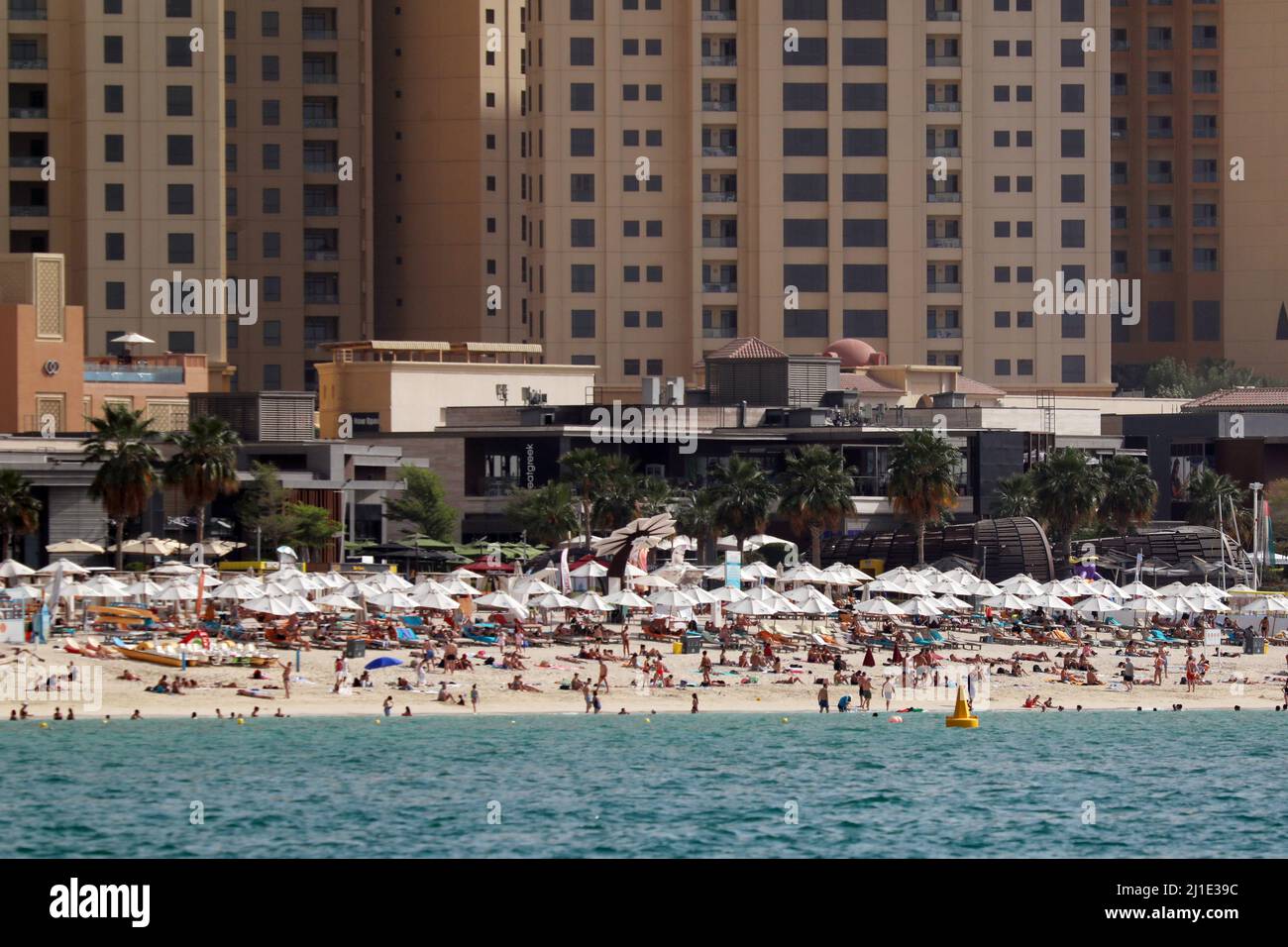 25.03.2021, Emirati Arabi Uniti, , Dubai - persone sulla spiaggia. 00S210325D092CAROEX.JPG [RELEASE MODELLO: NO, RELEASE PROPRIETÀ: NO (c) immagini caro / so Foto Stock