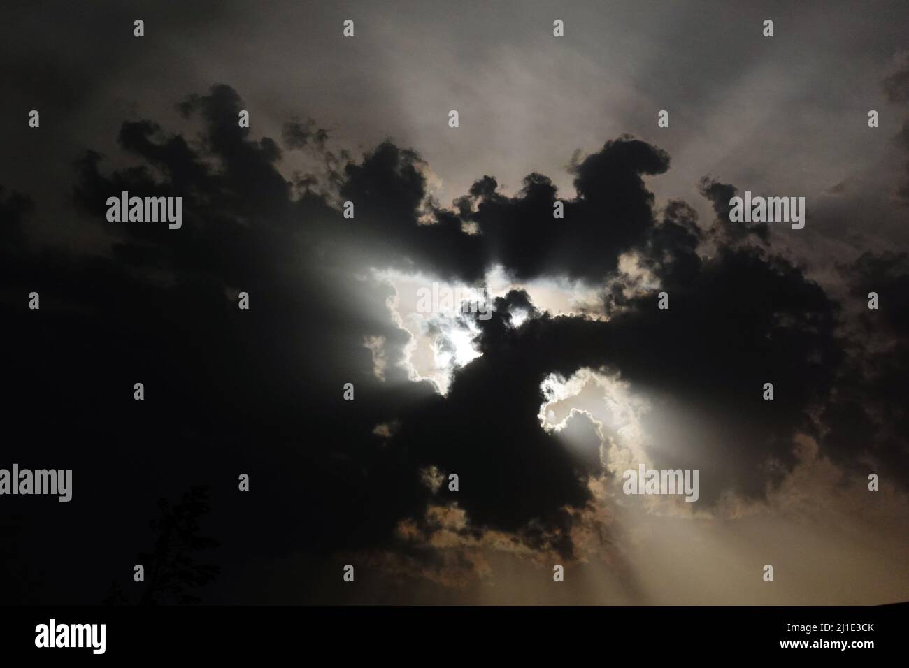25.07.2021, Italia, Viterbo, Torre Alfina - formazione drammatica di nubi nel cielo. 00S210725D192CAROEX.JPG [RELEASE MODELLO: NO, RELEASE PROPRIETÀ: NO (C) C Foto Stock