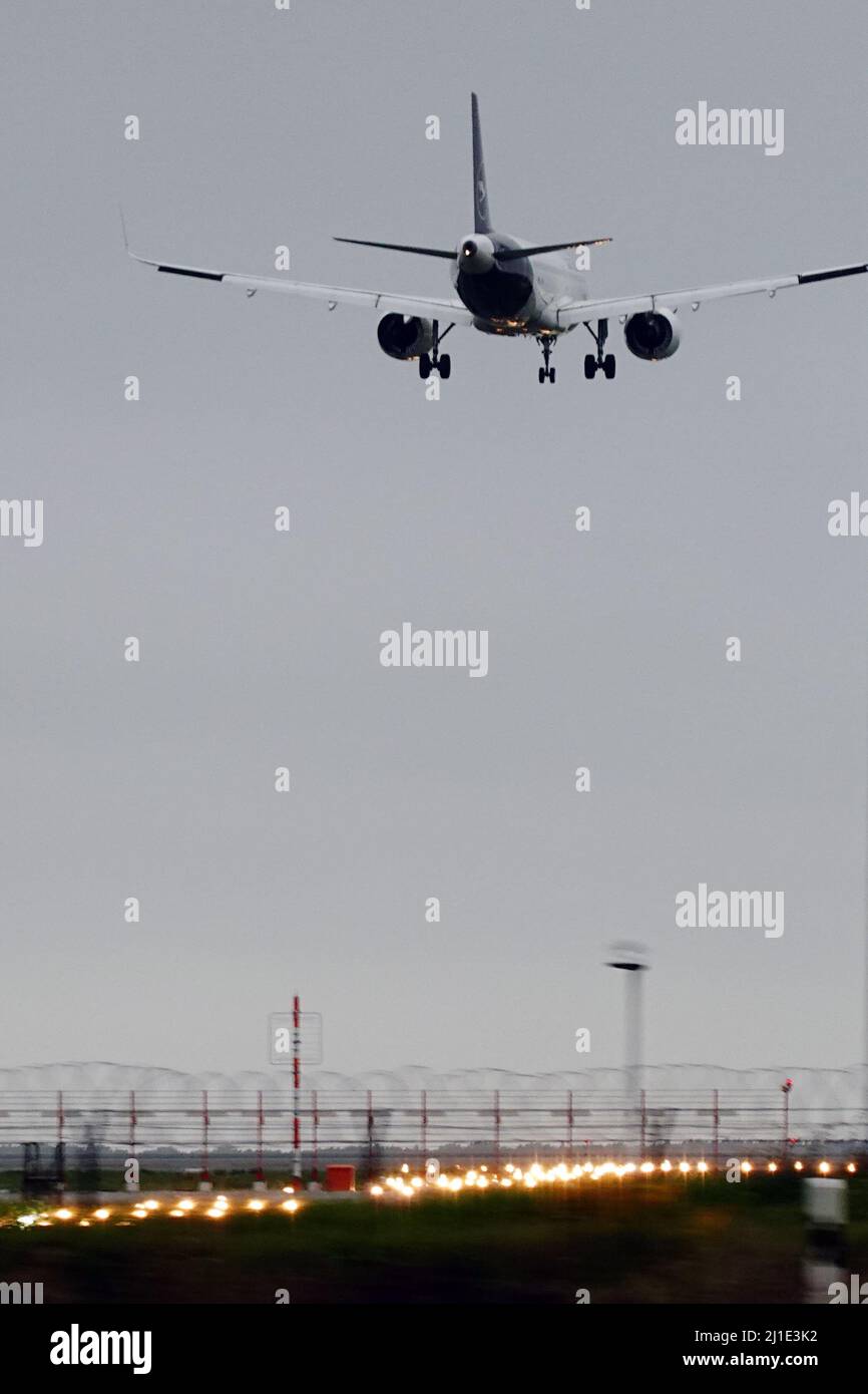 18.09.2021, Germania, Brandeburgo, Schoenefeld - aereo Lufthansa che si avvicina al BER. 00S210918D442CAROEX.JPG [VERSIONE DEL MODELLO: NO, VERSIONE DELLA PROPRIETÀ: Foto Stock