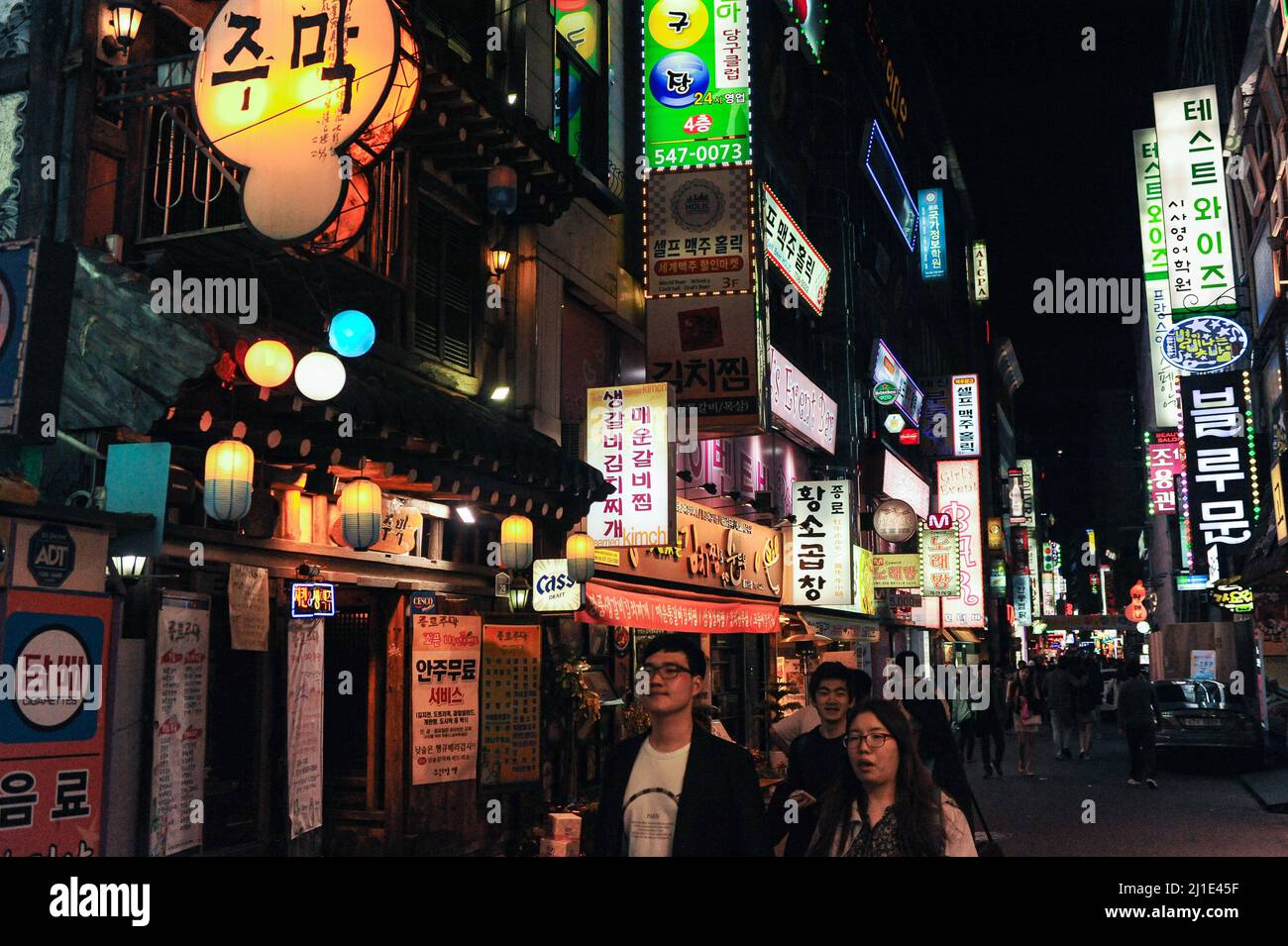 28.04.2013, Corea del Sud, , Seoul - gente che passeggiando in serata attraverso le strade e i vicoli illuminati al neon nel vivace quartiere dei divertimenti Insadong w Foto Stock