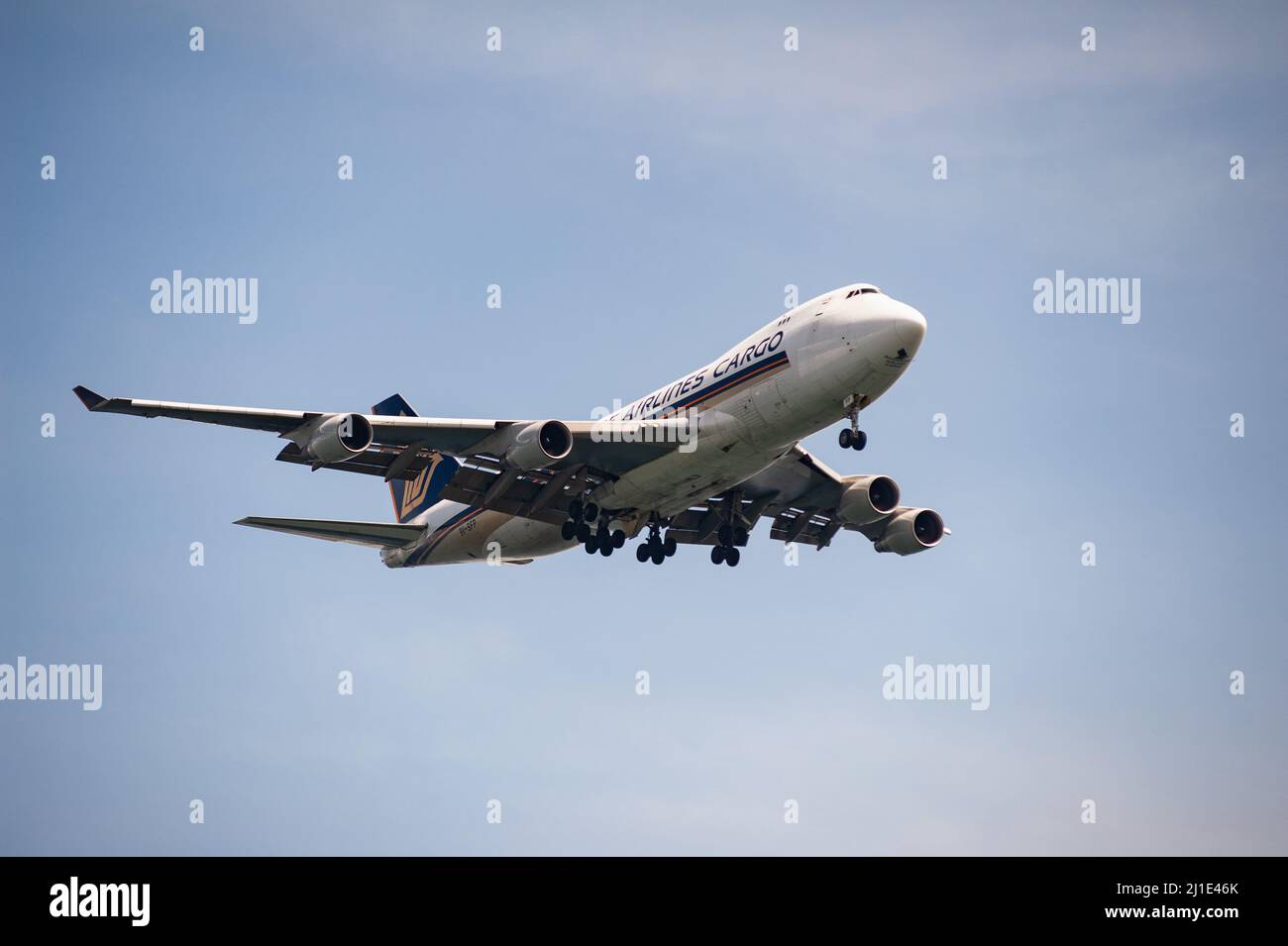 29.11.2021, Singapore, Singapore - Un aereo da carico Singapore Airlines Cargo Boeing 747-400 F con registrazione 9V-SFP che si avvicina a Changi International Foto Stock