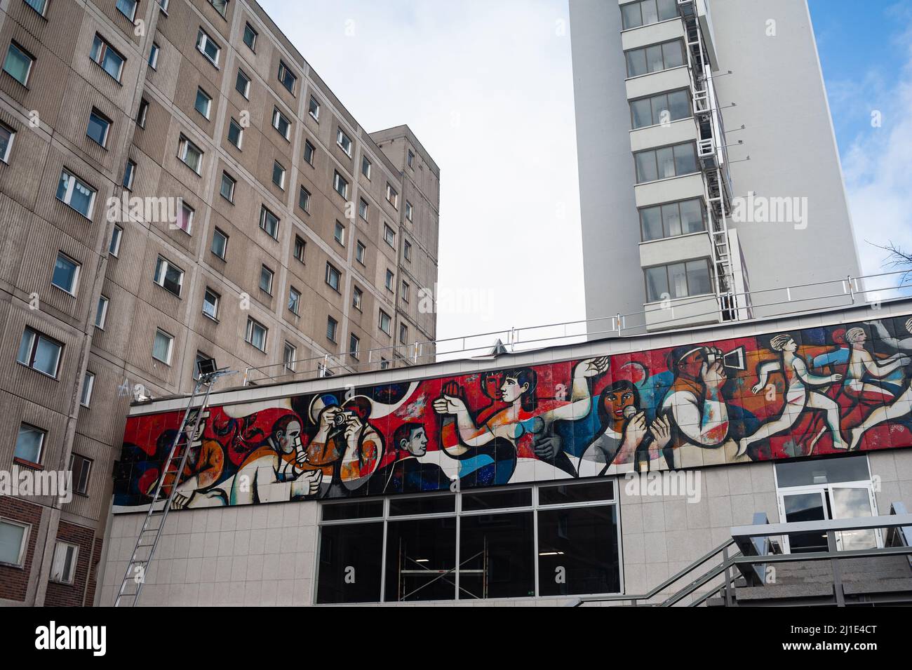 05.02.2022, Germania, , Berlino - GDR fregio (mosaico da parete) con il titolo la stampa come organizzatore presso l'ex edificio di Berlino Pressecafe ad Ale Foto Stock