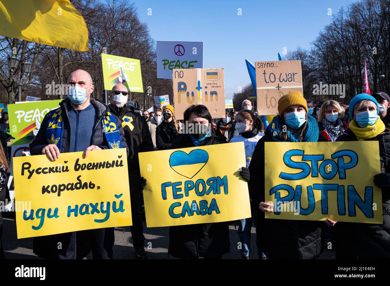 27.02.2022, Germania, Berlino - a Berlino, diverse centinaia di migliaia di persone hanno protestato per la pace in Europa e contro la guerra illegale di aggressione della Russia Foto Stock