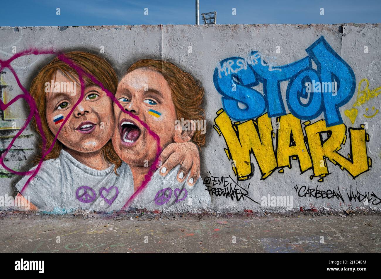 02.03.2022, Germania, Berlino - un graffito dell'artista EME Freethinker su un segmento del muro di Berlino nel Mauerpark di Berlino con il messaggio Stop War A. Foto Stock
