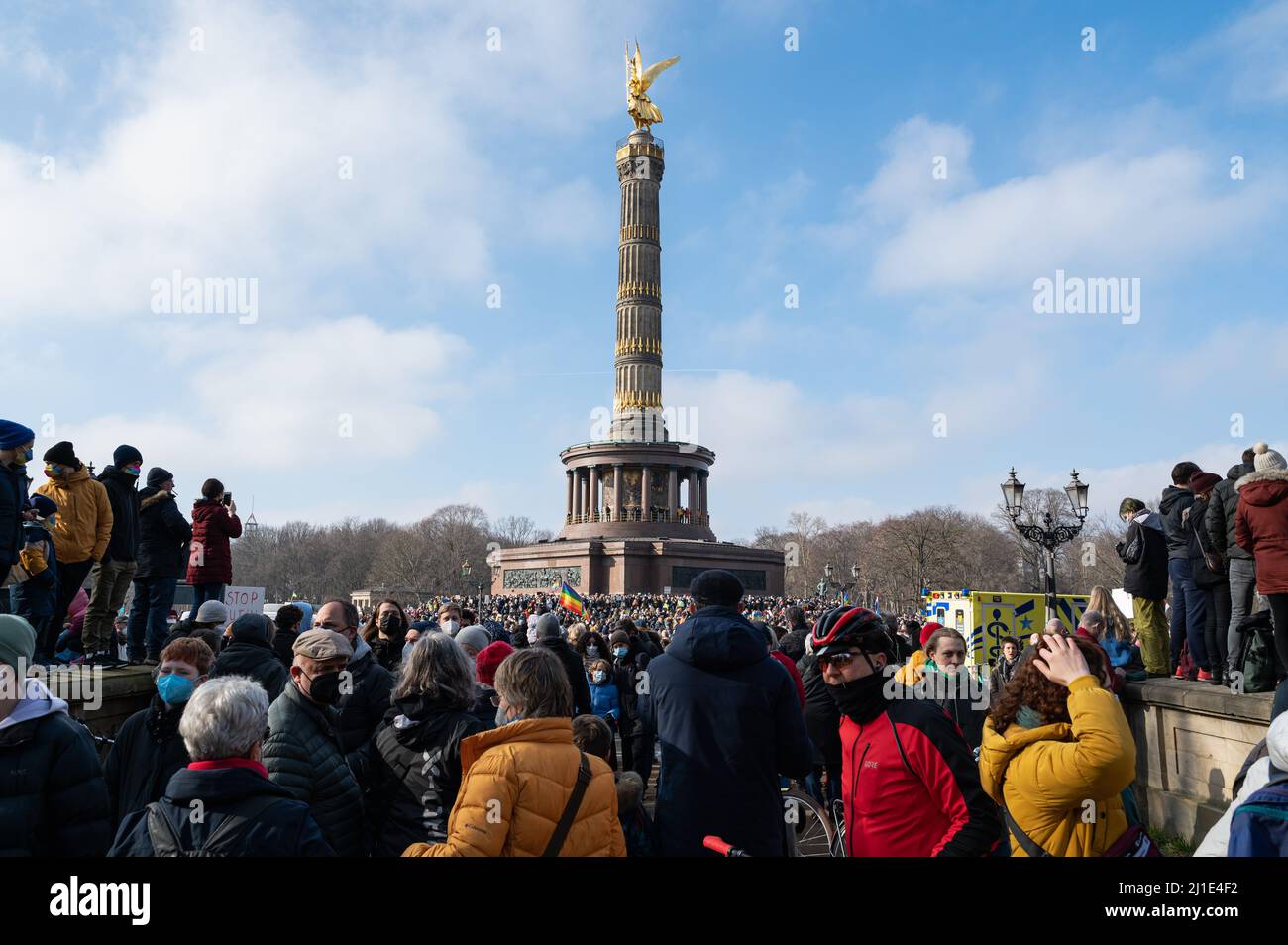 27.02.2022, Germania, Berlino - a Berlino, diverse centinaia di migliaia di persone protestano per la pace in Europa e contro la guerra illegale di agg Foto Stock