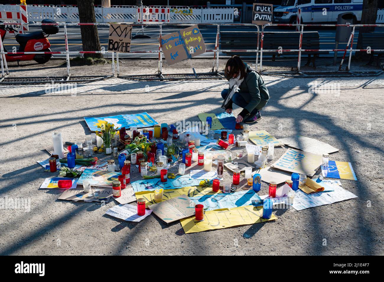 07.03.2022, Germania, , Berlino - una improvvisata catena commemorativa di segni, quadri, candele e fiori per le vittime della guerra Ucraina Foto Stock
