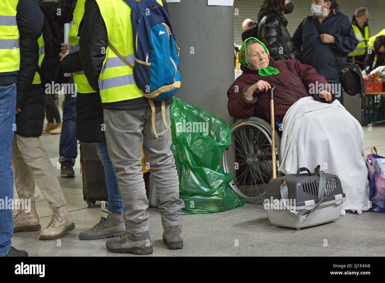 02.03.2022, Germania, Berlino, Berlino - i rifugiati ucraini che arrivano in treno sono curati da volontari alla stazione principale. Una donna anziana in un Foto Stock