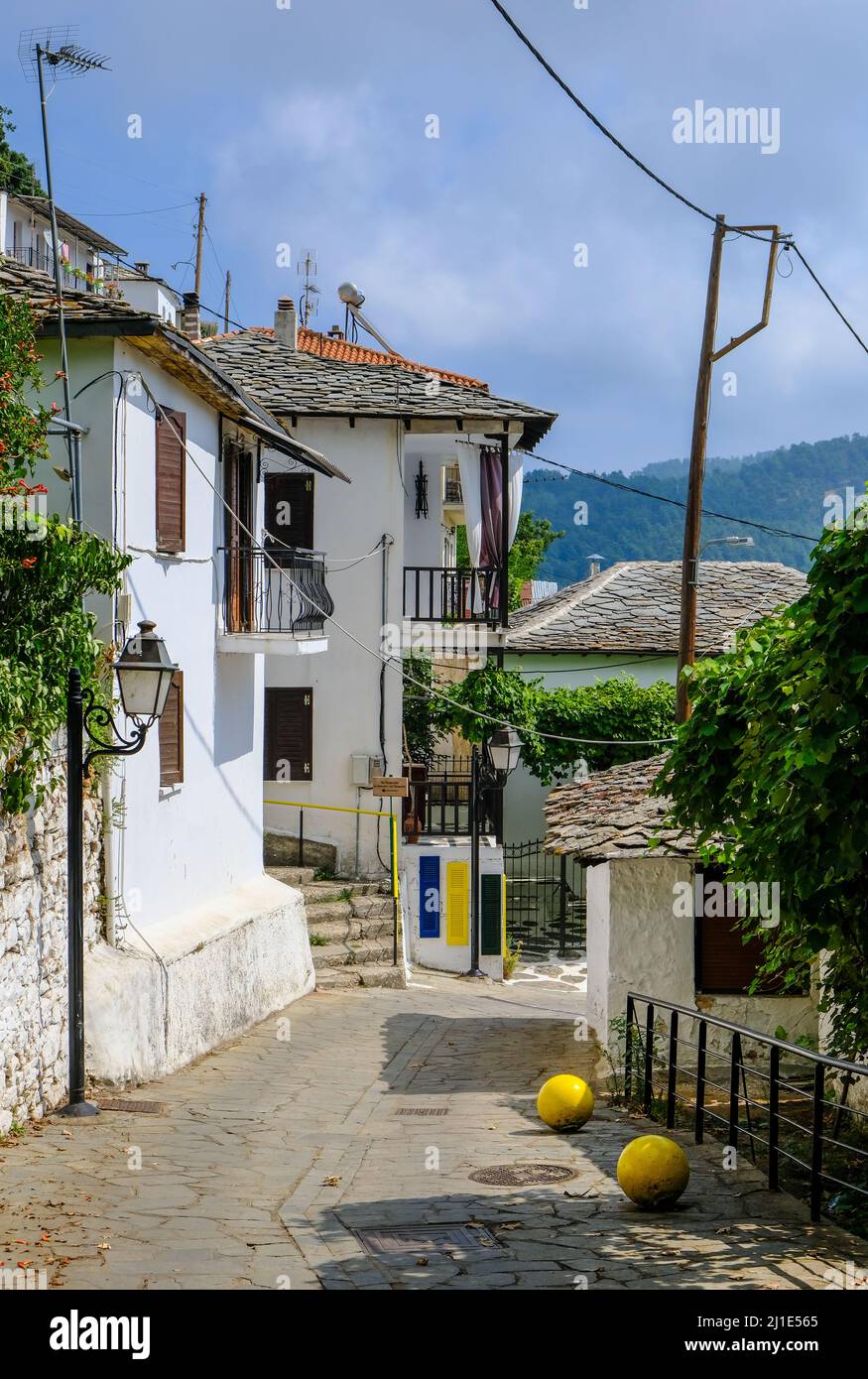 27.08.2021, Grecia, Macedonia orientale e Tracia, Potamia - villaggio di montagna Potamia sull'isola di Thassos. Il villaggio di montagna Potamia con il suo trad Foto Stock