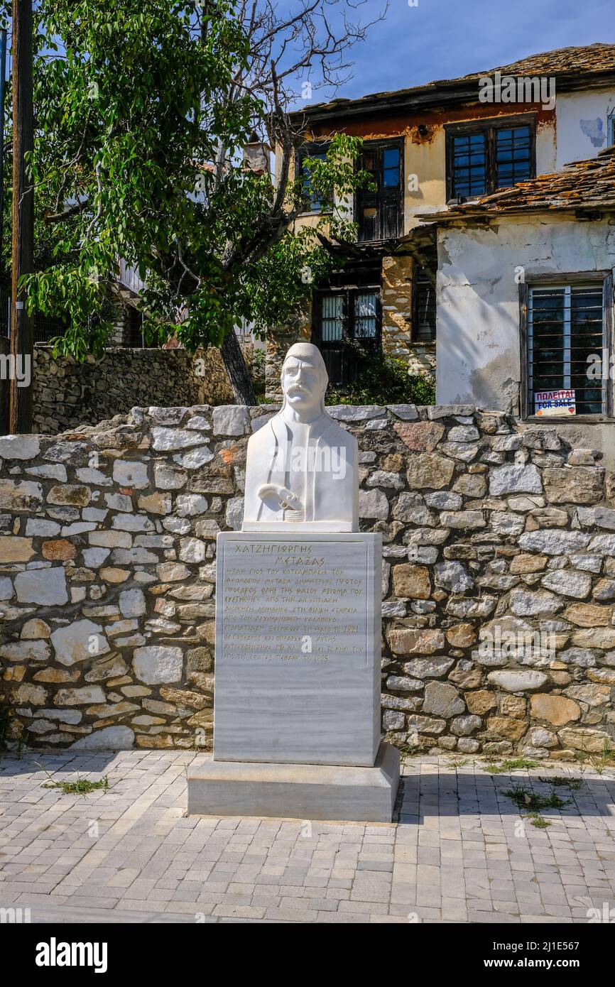 26.08.2021, Grecia, Macedonia orientale e Tracia, Theologos - villaggio di montagna Theologos sull'isola di Thassos. Casa padronale in vendita, di fronte monu Foto Stock