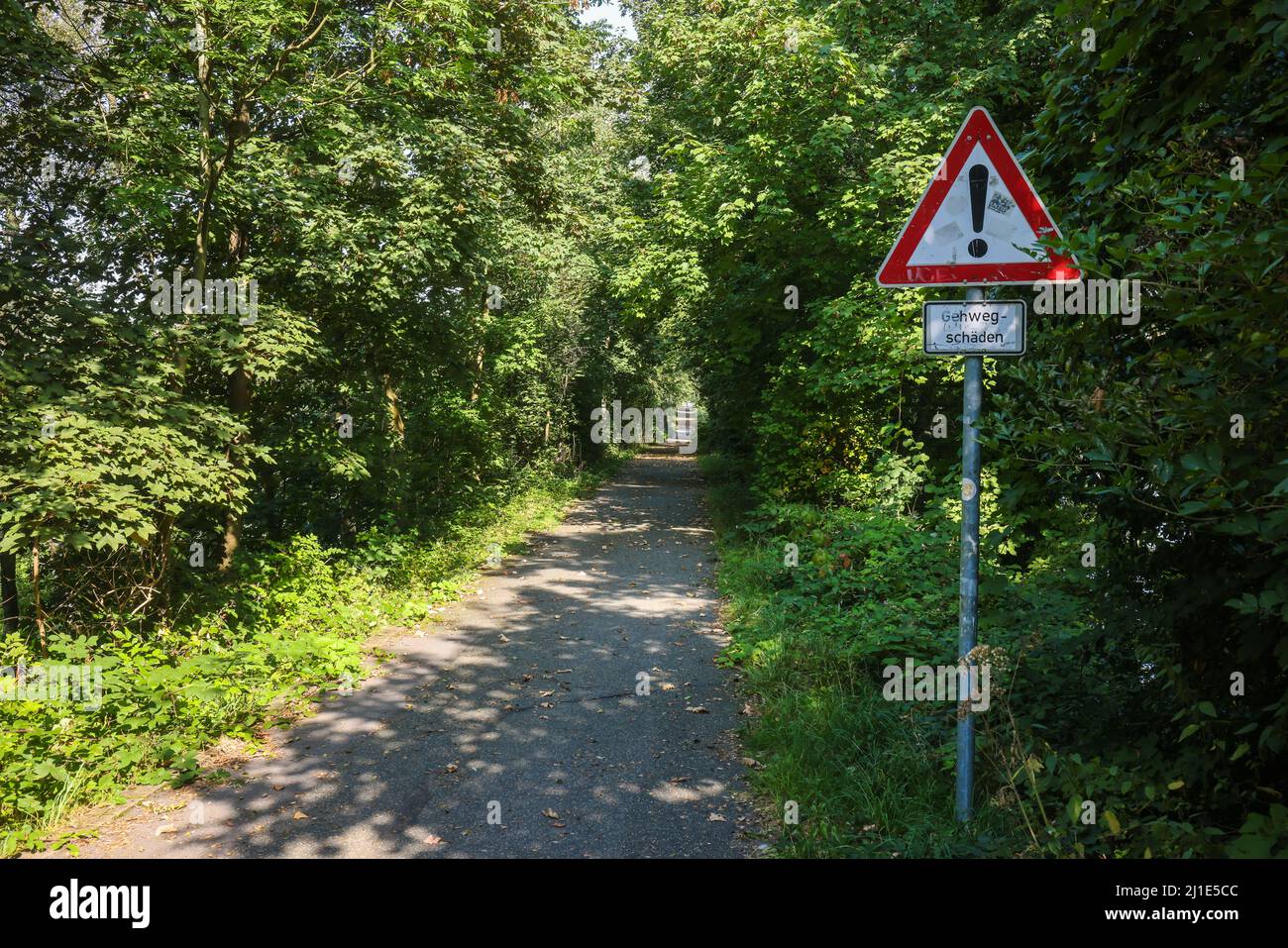 09.09.2021, Germania, Renania Settentrionale-Vestfalia, Muelheim an der Ruhr - attenzione marciapiedi, sentiero pedonale e ciclabile chiuso sull'isola della Ruhr, Saarn- Foto Stock