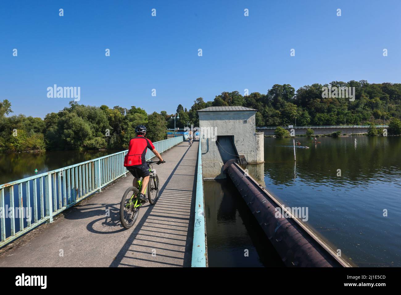 09.09.2021, Germania, Renania settentrionale-Vestfalia, Muelheim an der Ruhr - Saarn-Mendener Ruhraue, zona verde della Ruhr. I ciclisti cavalcano a piedi e in bicicletta Foto Stock
