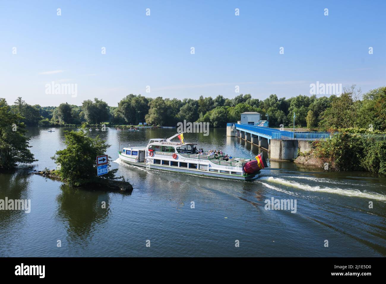 09.09.2021, Germania, Renania settentrionale-Vestfalia, Muelheim an der Ruhr - Saarn-Mendener Ruhraue, zona verde della Ruhr. Escursione in barca Friedrich Freye guida Foto Stock