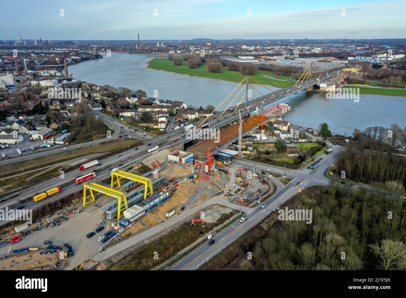 15.02.2022, Germania, Renania settentrionale-Vestfalia, Duisburg - Nuova costruzione del ponte sul Reno del A40 Neuenkamp. Il ponte autostradale sul Reno a Duisb Foto Stock