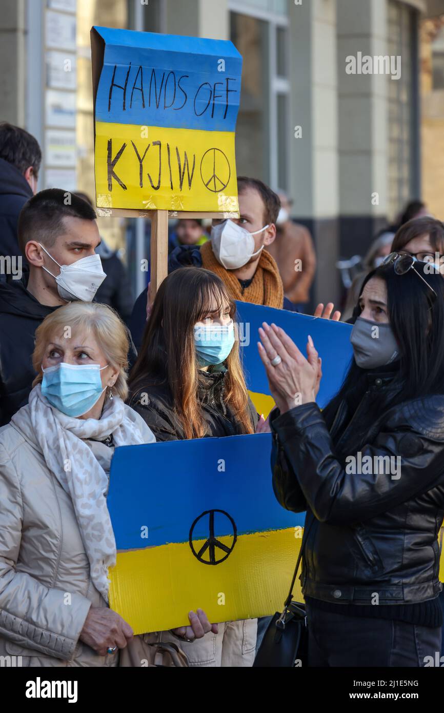 27.02.2022, Germania, Renania settentrionale-Vestfalia, Wesel - dimostrazione contro la guerra di Putin in Ucraina. Manifestazione di pace e raduno di solidarietà per Ukrain Foto Stock