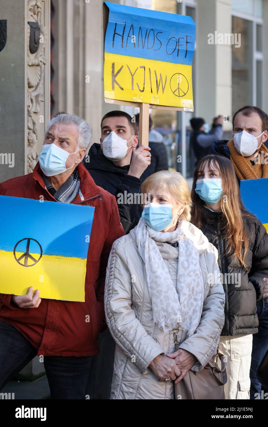 27.02.2022, Germania, Renania settentrionale-Vestfalia, Wesel - dimostrazione contro la guerra di Putin in Ucraina. Manifestazione di pace e raduno di solidarietà per Ukrain Foto Stock