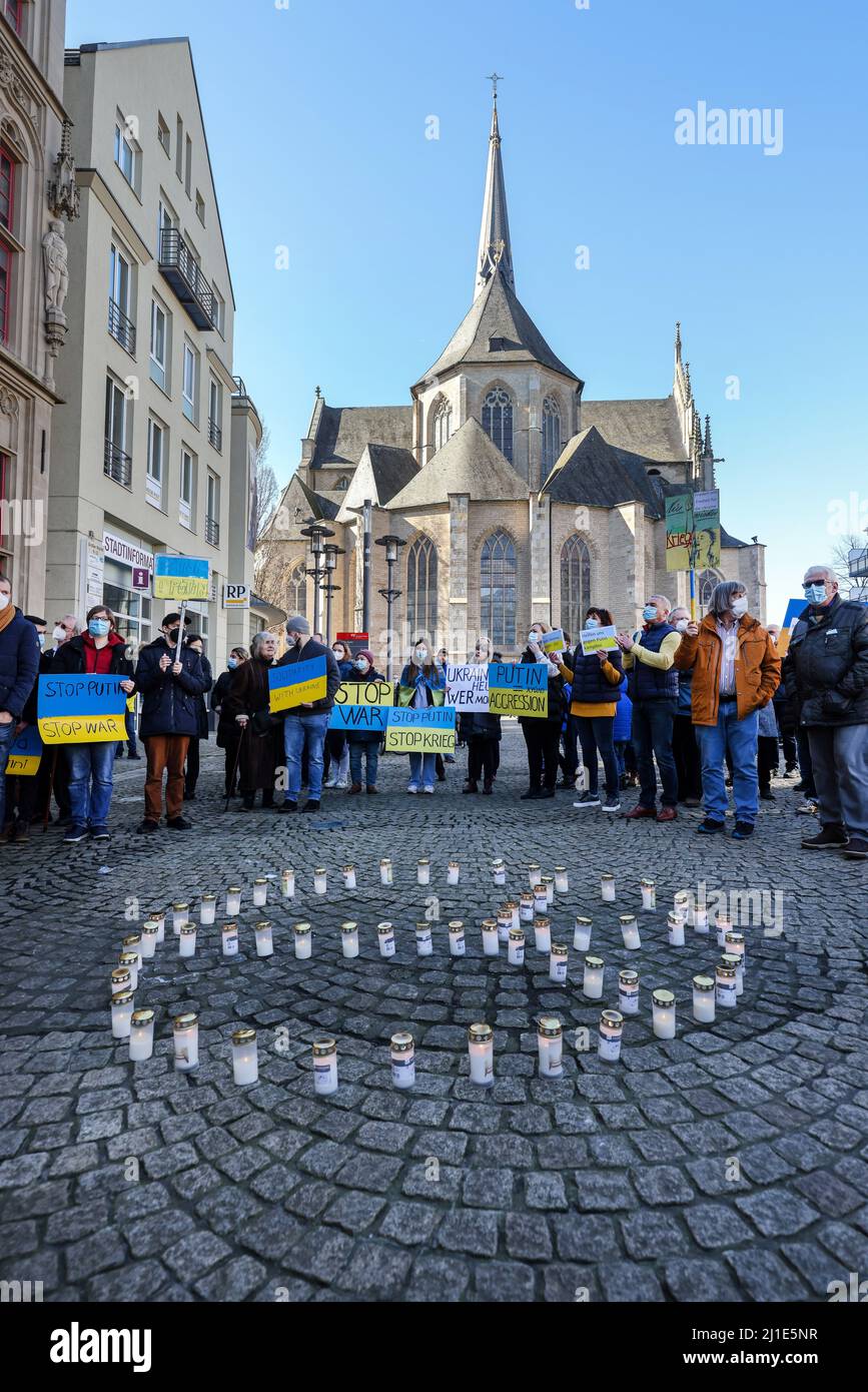 27.02.2022, Germania, Renania settentrionale-Vestfalia, Wesel - dimostrazione contro la guerra di Putin in Ucraina. Manifestazione di pace e raduno di solidarietà per Ukrain Foto Stock