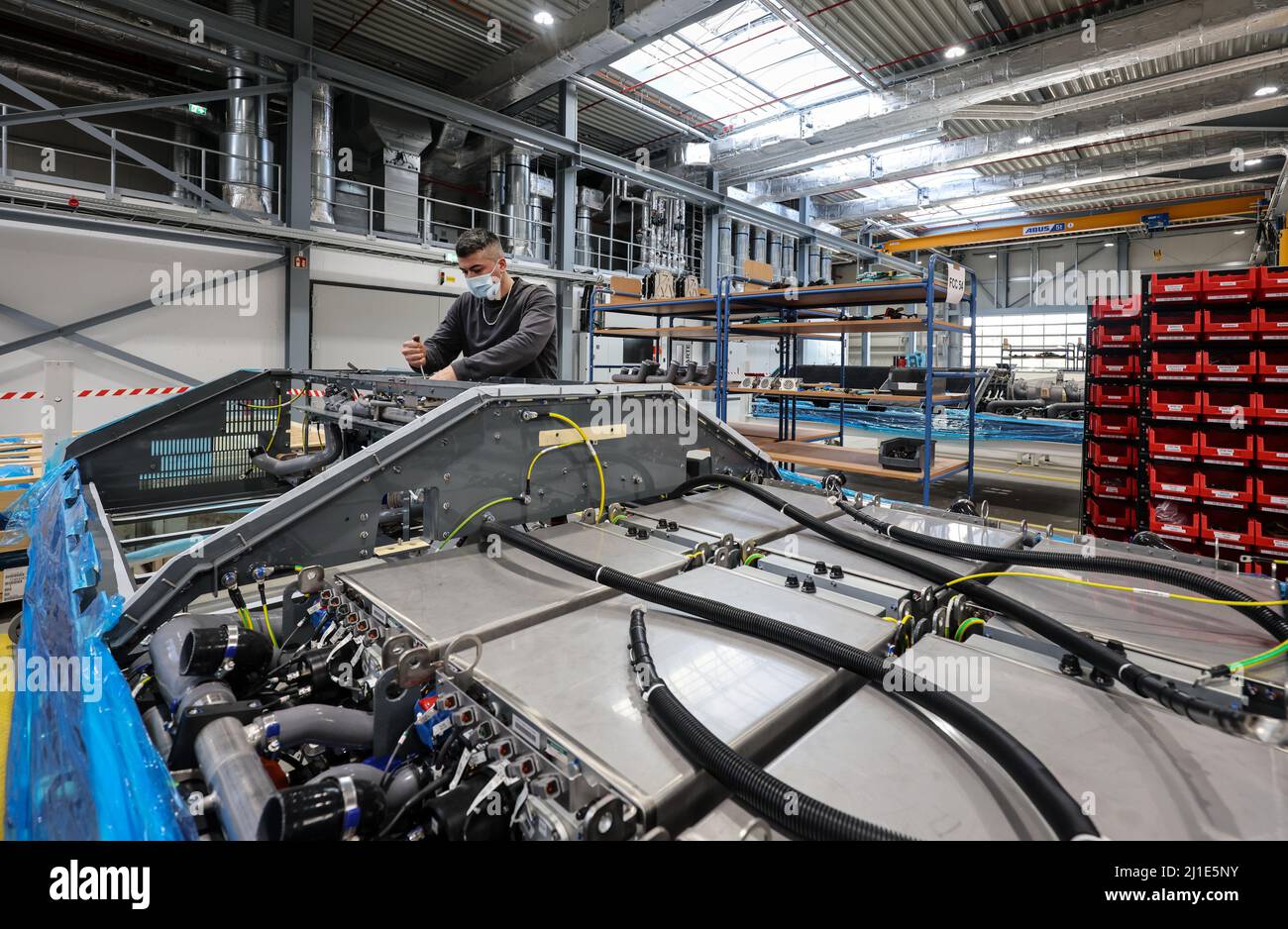 03.03.2022, Germania, Renania settentrionale-Vestfalia, Herten - Cummins Hydrogenics fabbrica di celle a combustibile. Un dipendente assembla sistemi di celle a combustibile per il Cora di Alstom Foto Stock