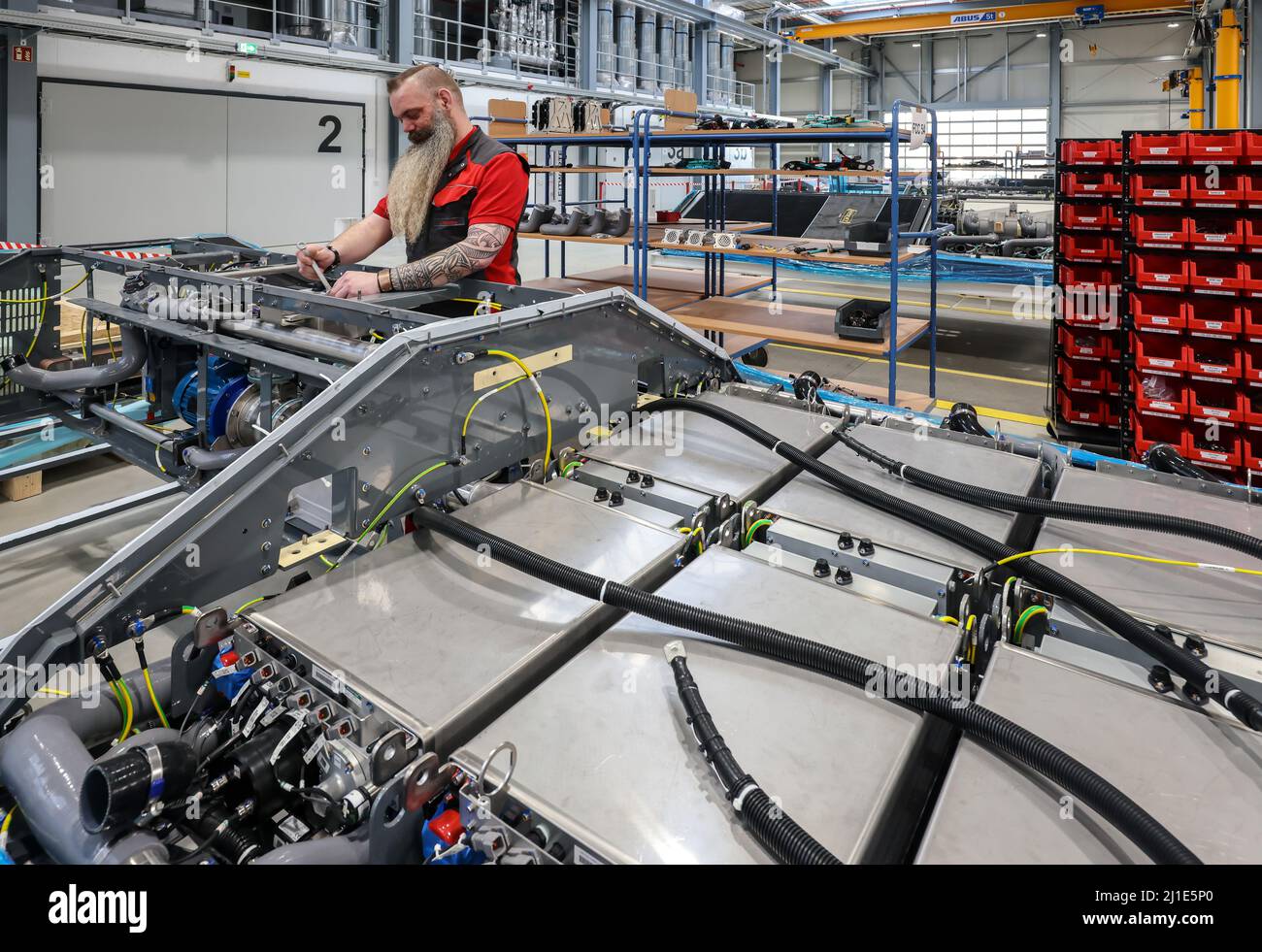 03.03.2022, Germania, Renania settentrionale-Vestfalia, Herten - Cummins Hydrogenics fabbrica di celle a combustibile. Un dipendente assembla sistemi di celle a combustibile per il Cora di Alstom Foto Stock